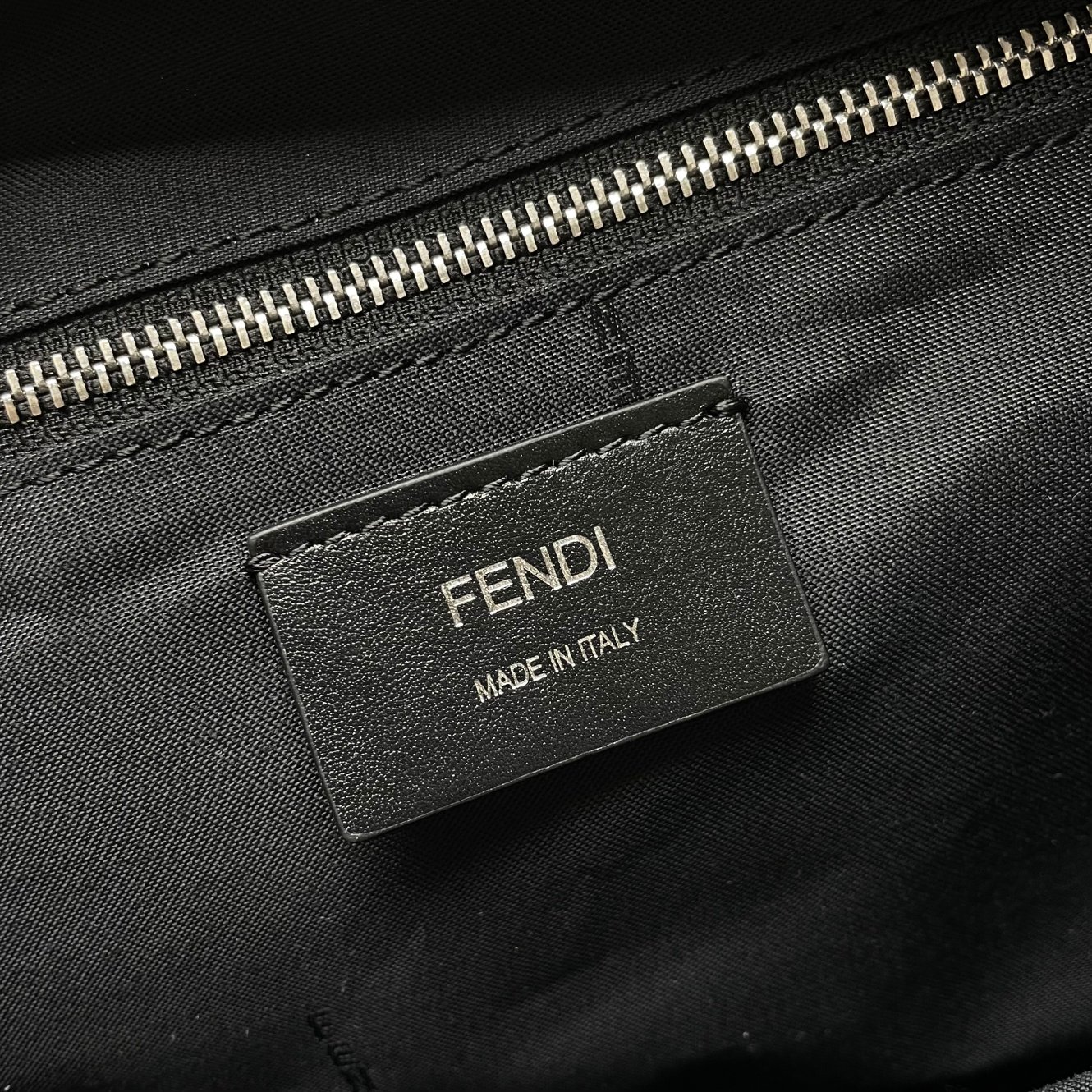 Fendi 独家 开发 最新 做法 对版老花面料 干净整洁的做工体现出每一步的用心 双f老花料