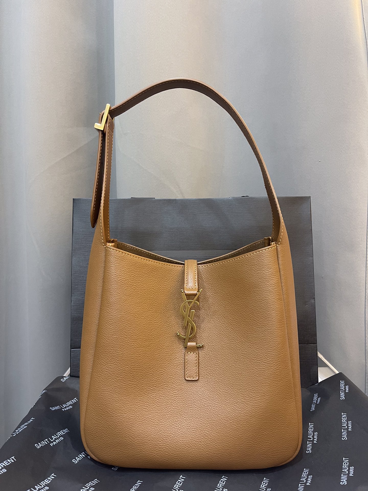 NO:176135,Authentic grade original leather ROSE autumn and winter new style, brown gold buckle, same style as Korean celebrity Hobo!! The underarm bag that was so popular this year that it was late but it was here!  !  The outline of the bag is simple and three-dimensional, and it looks hard but not too sharp. Paired with the brand's iconic plug-in buckle, the overall style gives people a unique temperament that is both classic and elegant, and fashionable and modern. Model 713938 Brown gold buckle original leather Size 22x22x10cm, YSL, saint laurent19860909正品级 原厂皮 ROSE秋冬新款,棕色金扣 韩国明星同款Hobo!!今年火到爆炸的腋下包Y家虽迟但到！！包包身轮廓简洁、立体,看上去硬挺却不会太凌厉.搭配上品牌标志性的插入式包扣,整体给人一种既经典优雅,又很时髦现代的独特气质 型号713938 棕色金扣原厂皮 尺寸22x22x10cm,YSL,saint laurent,Bag