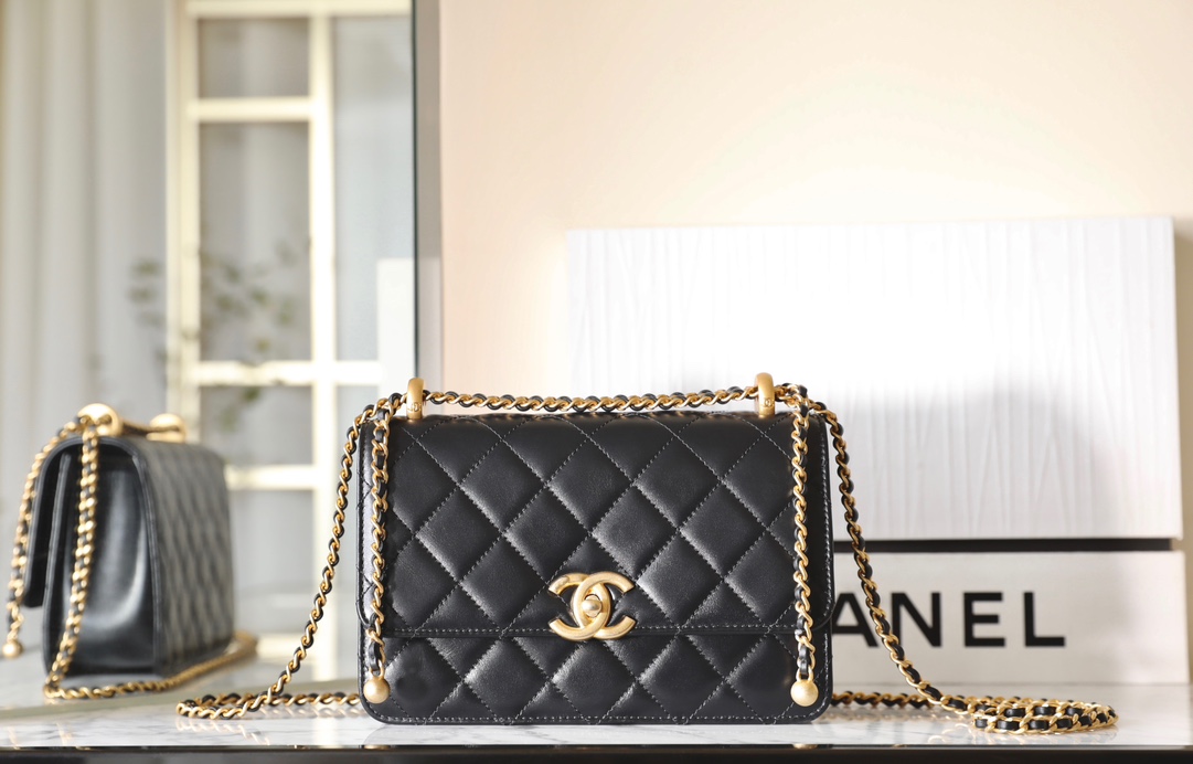 Chanel Classic Flap Bag Crossbody & Shoulder Bags Black Vintage Gold Spring Collection Chains