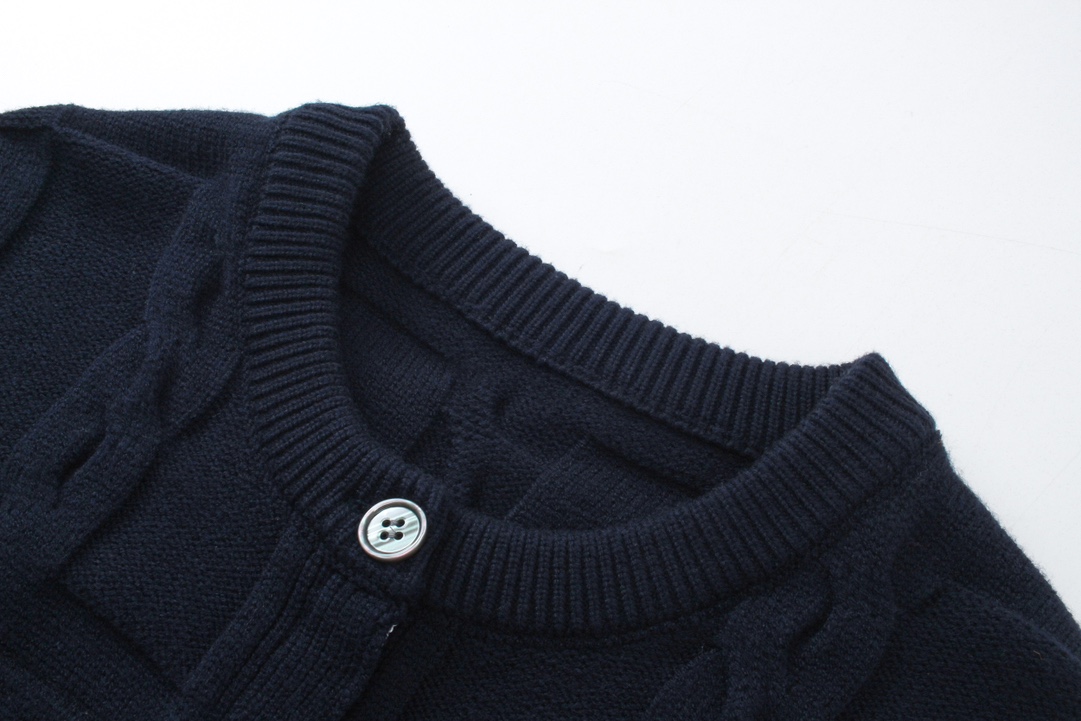 Tom Browne’s New Female Uniform with Pup and Tweed Details - 图片 4