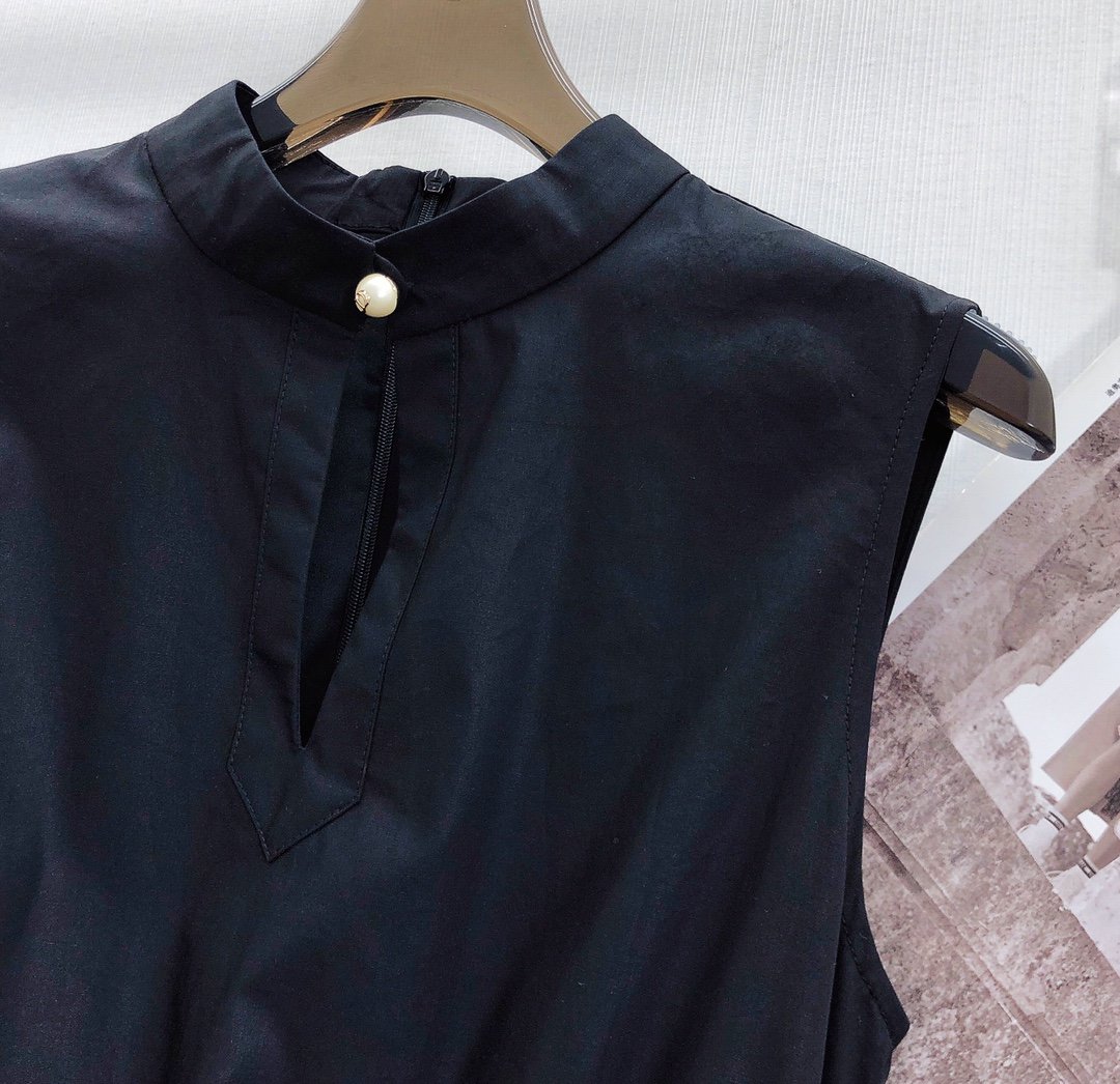 DIO*迪/奥24早春新款最新无袖连衣裙以度假的风格元素设计气质和活泼相结合打造气质优雅感纯棉材质手感柔