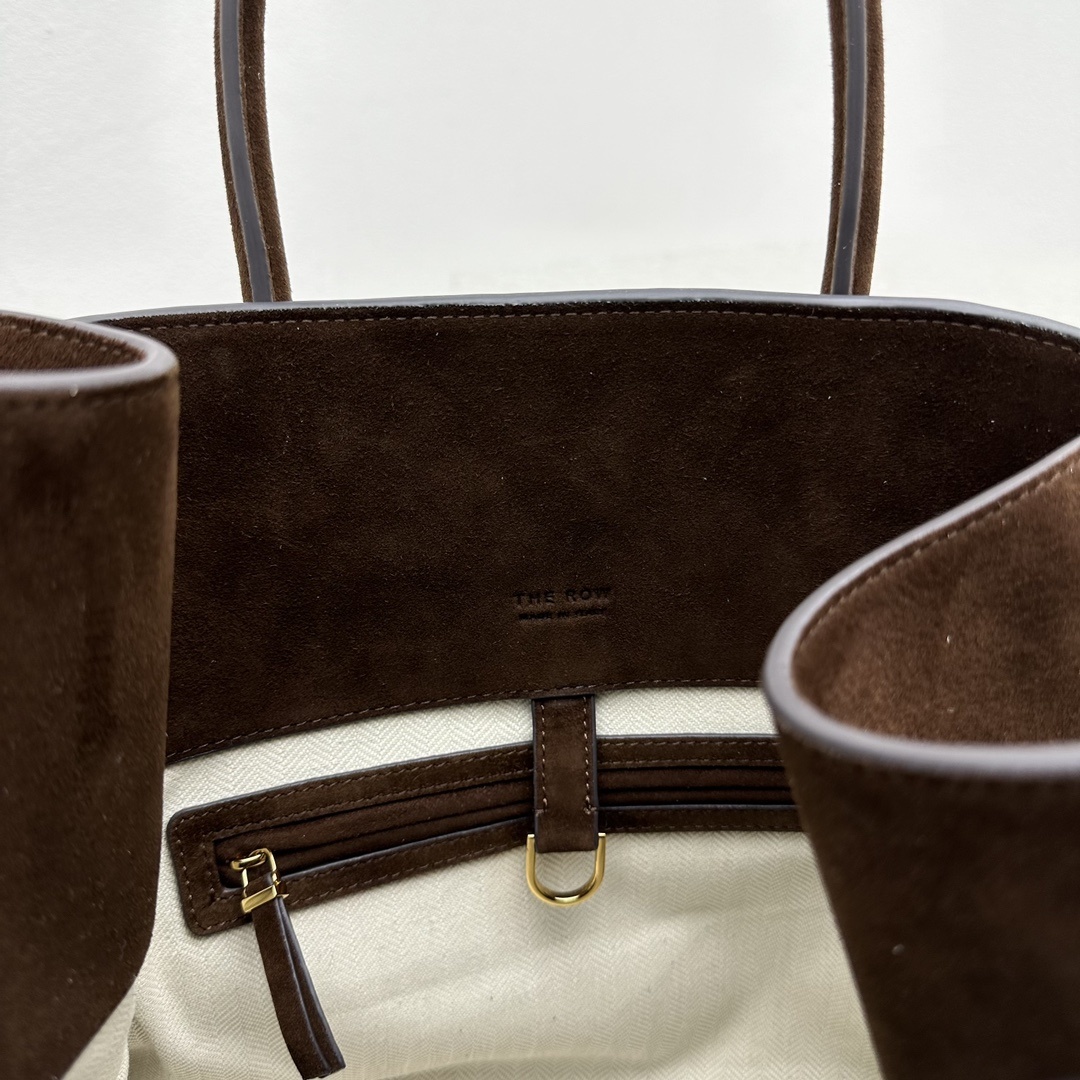中号磨砂深棕Margaux15系列品牌在极简设计上的功力线条干净尽管没有什么logo印花的加持但整体高级