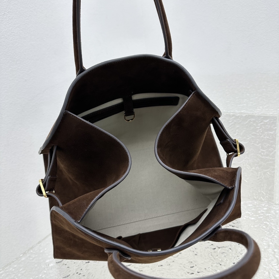 中号磨砂深棕Margaux15系列品牌在极简设计上的功力线条干净尽管没有什么logo印花的加持但整体高级
