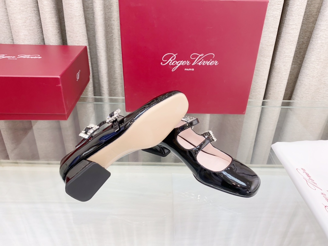 💰300
Roger vivier2024年春季新款带跟钻扣单鞋
此款 Tres Vivier Mini Babies 钻扣漆皮芭蕾舞鞋由 Belle Vivier 系列汲取灵感， Tres Vivier 以新颖设计成为最新时尚 icon 。本款芭蕾舞鞋以闪亮漆皮制成，鞋面两条扣带点缀小巧的闪钻饰扣。几何后跟融入六十年代元素，精致优雅又不失舒适。
材质：牛漆皮
细节：双带扣迷你闪钻饰扣
鞋底：真皮大底
跟高：3.5cm/5cm
Size：34-41码（34.40.41定做不退不换）