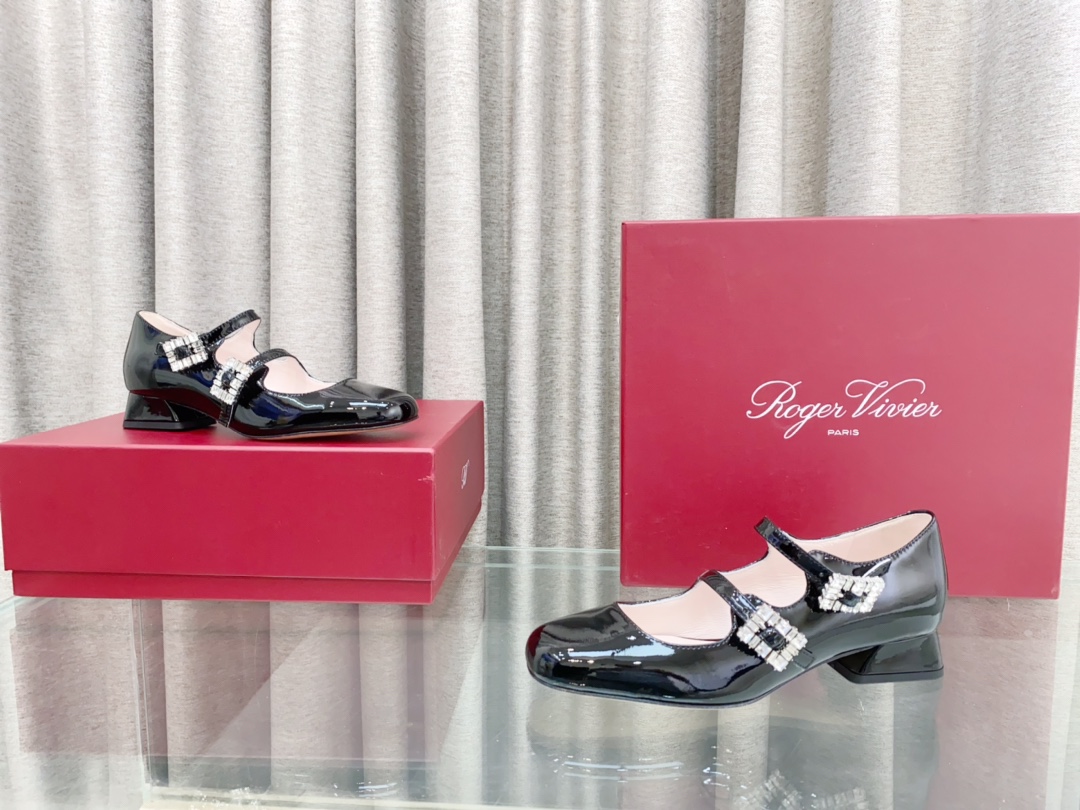 💰300
Roger vivier2024年春季新款带跟钻扣单鞋
此款 Tres Vivier Mini Babies 钻扣漆皮芭蕾舞鞋由 Belle Vivier 系列汲取灵感， Tres Vivier 以新颖设计成为最新时尚 icon 。本款芭蕾舞鞋以闪亮漆皮制成，鞋面两条扣带点缀小巧的闪钻饰扣。几何后跟融入六十年代元素，精致优雅又不失舒适。
材质：牛漆皮
细节：双带扣迷你闪钻饰扣
鞋底：真皮大底
跟高：3.5cm/5cm
Size：34-41码（34.40.41定做不退不换）