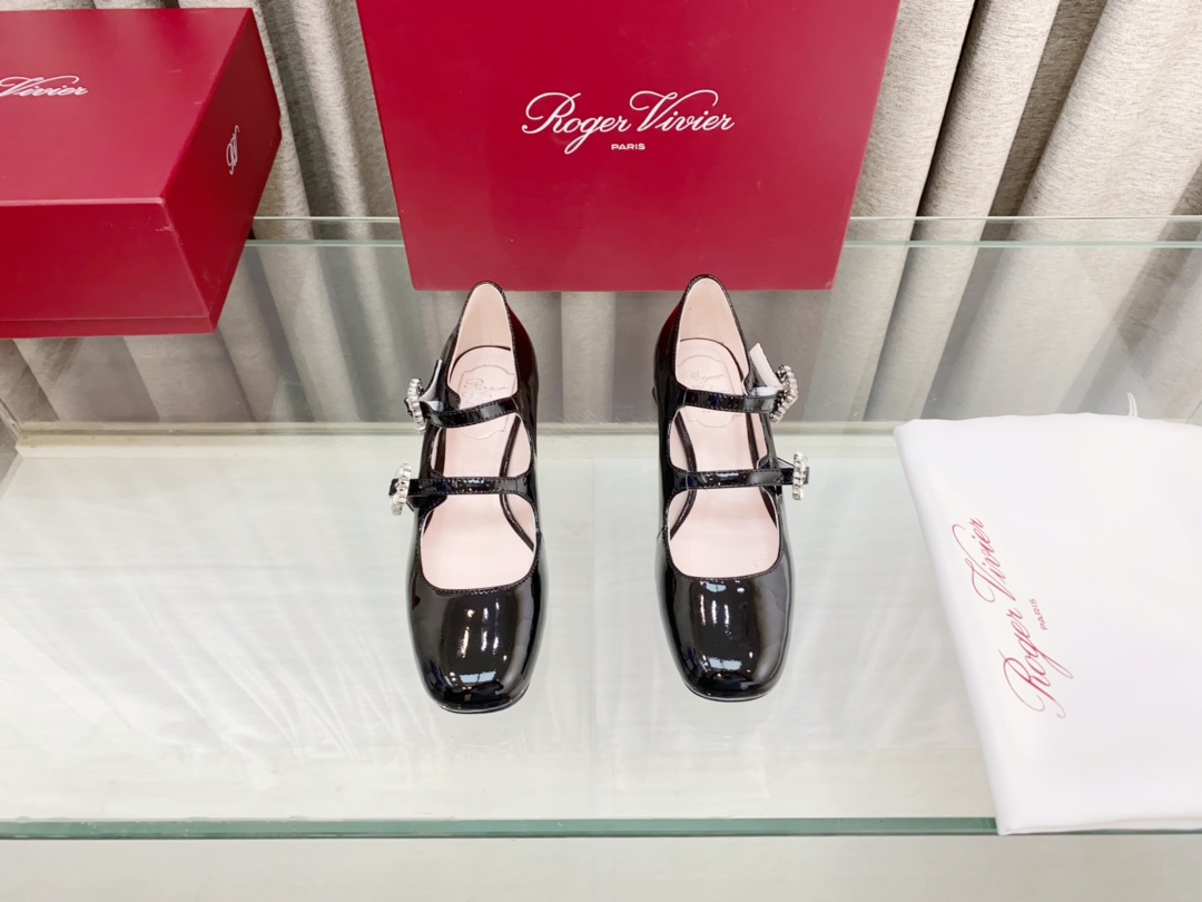 💰300
Roger vivier2024年春季新款带跟钻扣单鞋
此款 Tres Vivier Mini Babies 钻扣漆皮芭蕾舞鞋由 Belle Vivier 系列汲取灵感， Tres Vivier 以新颖设计成为最新时尚 icon 。本款芭蕾舞鞋以闪亮漆皮制成，鞋面两条扣带点缀小巧的闪钻饰扣。几何后跟融入六十年代元素，精致优雅又不失舒适。
材质：牛漆皮
细节：双带扣迷你闪钻饰扣
鞋底：真皮大底
跟高：3.5cm/5cm
Size：34-41码（34.40.41定做不退不换）