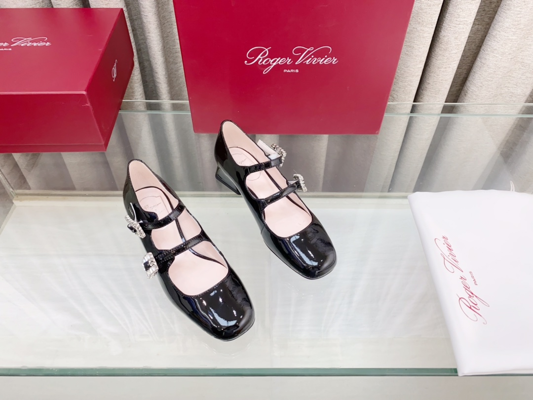 💰300
Roger vivier2024年春季新款带跟钻扣单鞋
此款 Tres Vivier Mini Babies 钻扣漆皮芭蕾舞鞋由 Belle Vivier 系列汲取灵感， Tres Vivier 以新颖设计成为最新时尚 icon 。本款芭蕾舞鞋以闪亮漆皮制成，鞋面两条扣带点缀小巧的闪钻饰扣。几何后跟融入六十年代元素，精致优雅又不失舒适。
材质：牛漆皮
细节：双带扣迷你闪钻饰扣
鞋底：真皮大底
跟高：3.5cm/5cm
Size：34-41码（34.40.41定做不退不换）