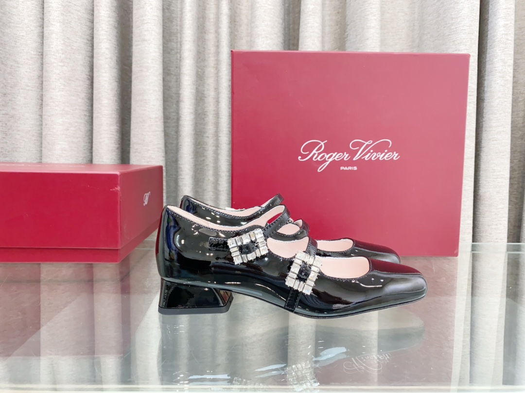 💰300
Roger vivier2024年春季新款带跟钻扣单鞋
此款 Tres Vivier Mini Babies 钻扣漆皮芭蕾舞鞋由 Belle Vivier 系列汲取灵感， Tres Vivier 以新颖设计成为最新时尚 icon 。本款芭蕾舞鞋以闪亮漆皮制成，鞋面两条扣带点缀小巧的闪钻饰扣。几何后跟融入六十年代元素，精致优雅又不失舒适。
材质：牛漆皮
细节：双带扣迷你闪钻饰扣
鞋底：真皮大底
跟高：3.5cm/5cm
Size：34-41码（34.40.41定做不退不换）