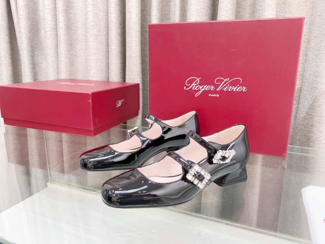💰300
Roger vivier2024年春季新款带跟钻扣单鞋
此款 Tres Vivier Mini Babies 钻扣漆皮芭蕾舞鞋由 Belle Vivier 系列汲取灵感， Tres Vivier 以新颖设计成为最新时尚 icon 。本款芭蕾舞鞋以闪亮漆皮制成，鞋面两条扣带点缀小巧的闪钻饰扣。几何后跟融入六十年代元素，精致优雅又不失舒适。
材质：牛漆皮
细节：双带扣迷你闪钻饰扣
鞋底：真皮大底
跟高：3.5cm/5cm
Size：34-41码（34.40.41定做不退不换）