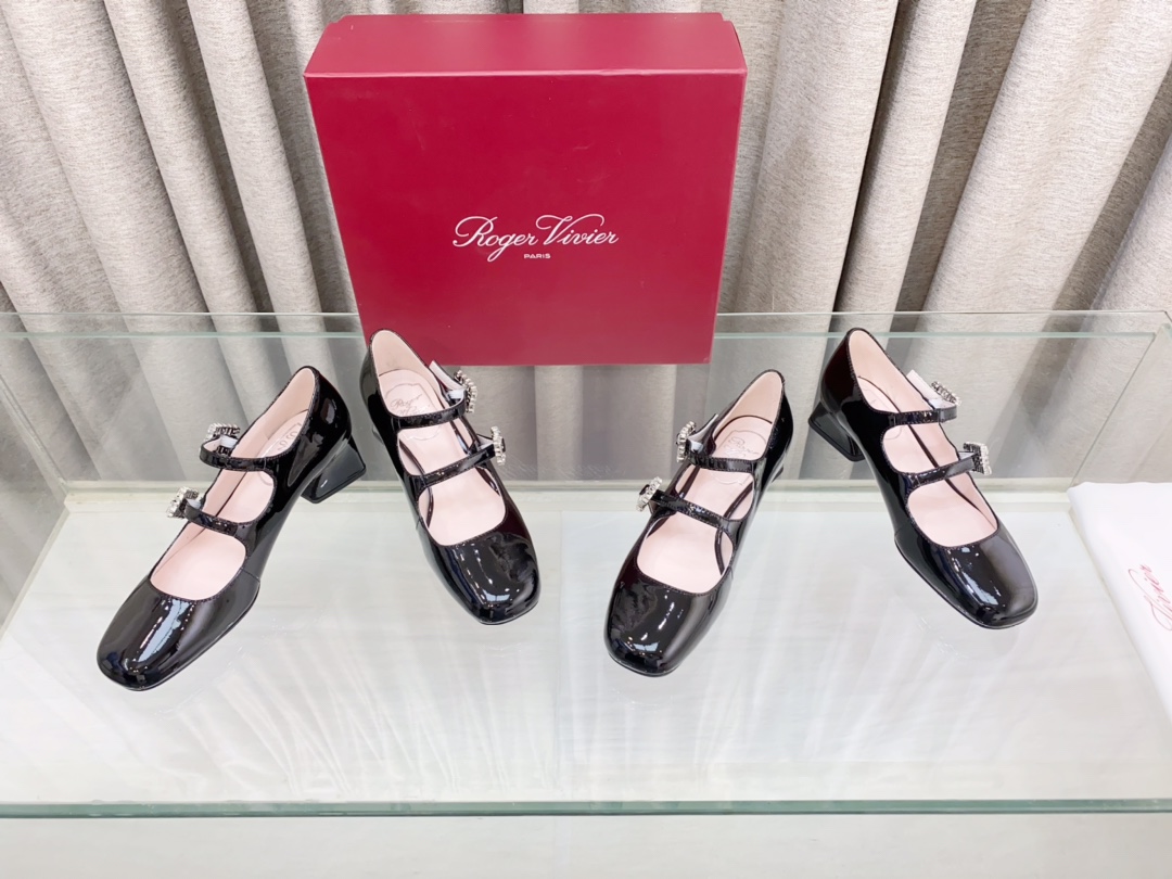 💰300
Roger vivier2024年春季新款带跟钻扣单鞋
此款 Tres Vivier Mini Babies 钻扣漆皮芭蕾舞鞋由 Belle Vivier 系列汲取灵感， Tres Vivier 以新颖设计成为最新时尚 icon 。本款芭蕾舞鞋以闪亮漆皮制成，鞋面两条扣带点缀小巧的闪钻饰扣。几何后跟融入六十年代元素，精致优雅又不失舒适。
材质：牛漆皮
细节：双带扣迷你闪钻饰扣
鞋底：真皮大底
跟高：3.5cm/5cm
Size：34-41码（34.40.41定做不退不换）
