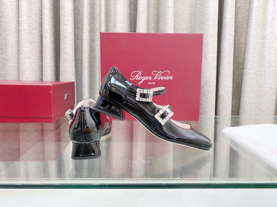 💰300
Roger vivier2024年春季新款带跟钻扣单鞋
此款 Tres Vivier Mini Babies 钻扣漆皮芭蕾舞鞋由 Belle Vivier 系列汲取灵感， Tres Vivier 以新颖设计成为最新时尚 icon 。本款芭蕾舞鞋以闪亮漆皮制成，鞋面两条扣带点缀小巧的闪钻饰扣。几何后跟融入六十年代元素，精致优雅又不失舒适。
材质：牛漆皮
细节：双带扣迷你闪钻饰扣
鞋底：真皮大底
跟高：3.5cm/5cm
Size：34-41码（34.40.41定做不退不换）
