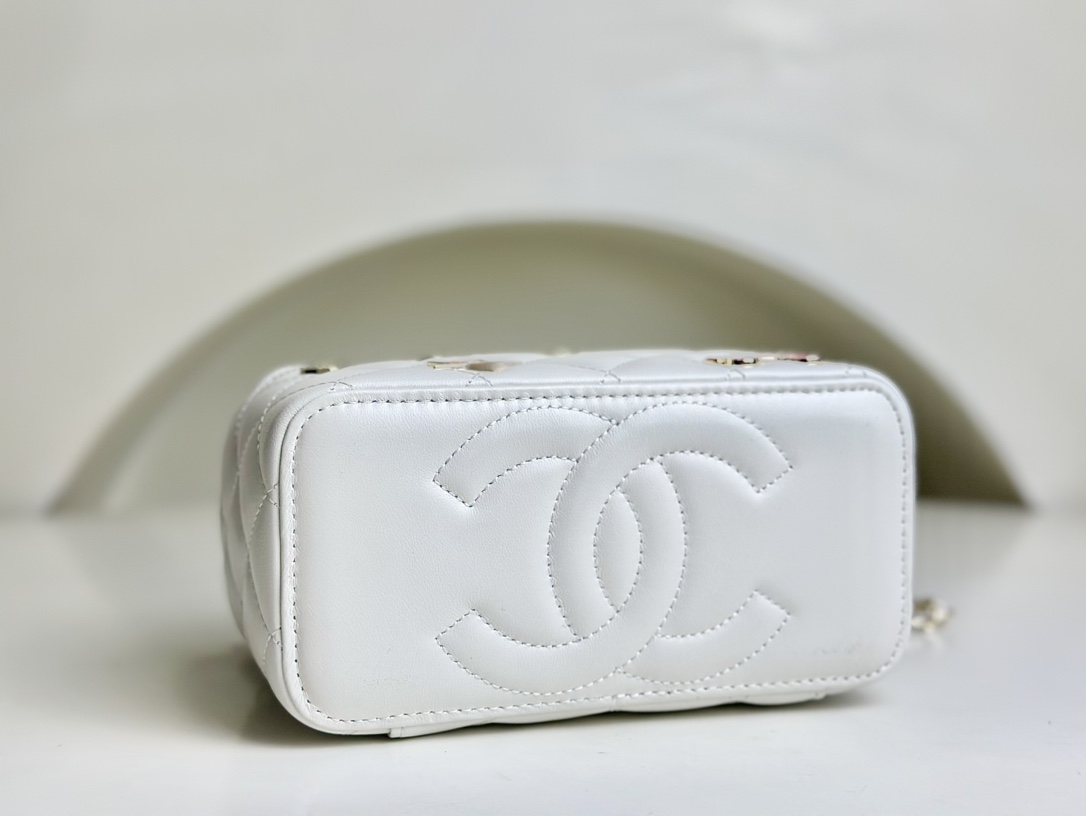 CHANEL lambskin 24C badge box bag, full of girly feeling and roller skates icon, playful and cute, super good-looking, size: 17x9.5x8cm, official