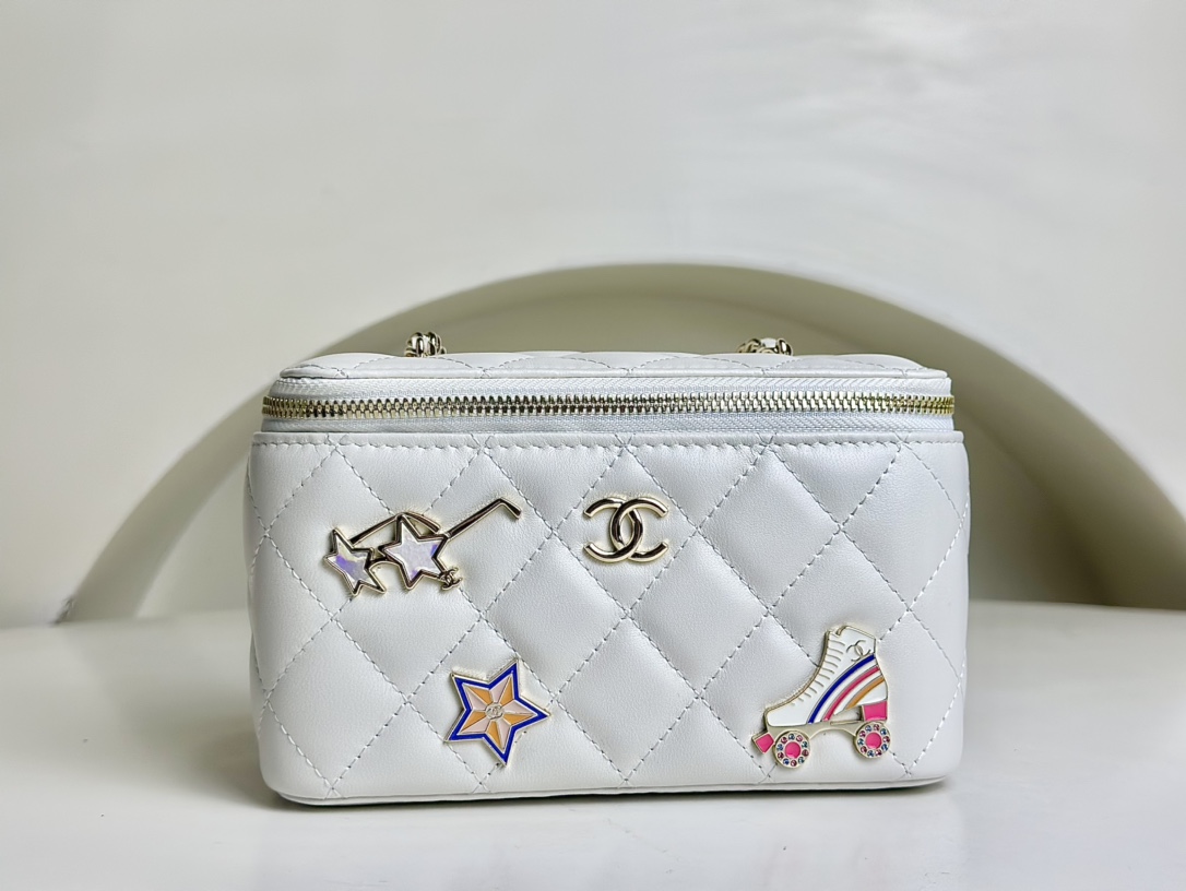 CHANEL lambskin 24C badge box bag, full of girly feeling and roller skates icon, playful and cute, super good-looking, size: 17x9.5x8cm, official
