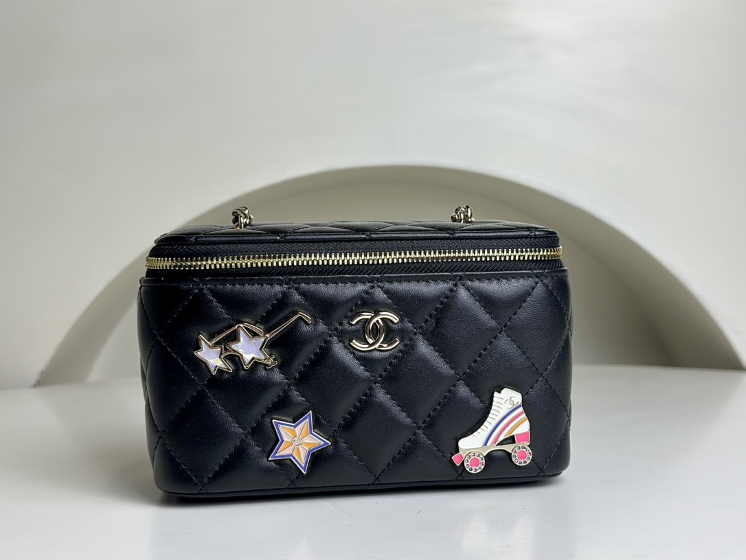 CHANEL 24C new badge woc series cosmetic bag, roller shoes and little star chain are really exquisite and cute. The lychee leather is also durabl