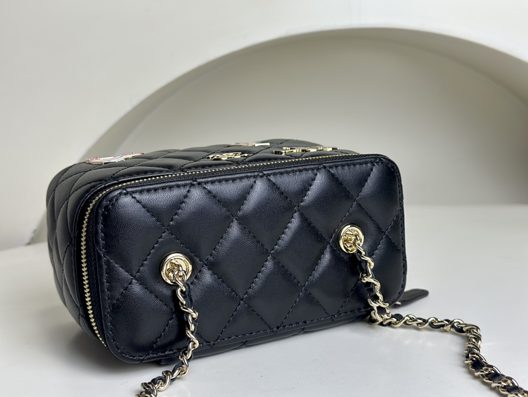 CHANEL 24C new badge woc series cosmetic bag, roller shoes and little star chain are really exquisite and cute. The lychee leather is also durabl