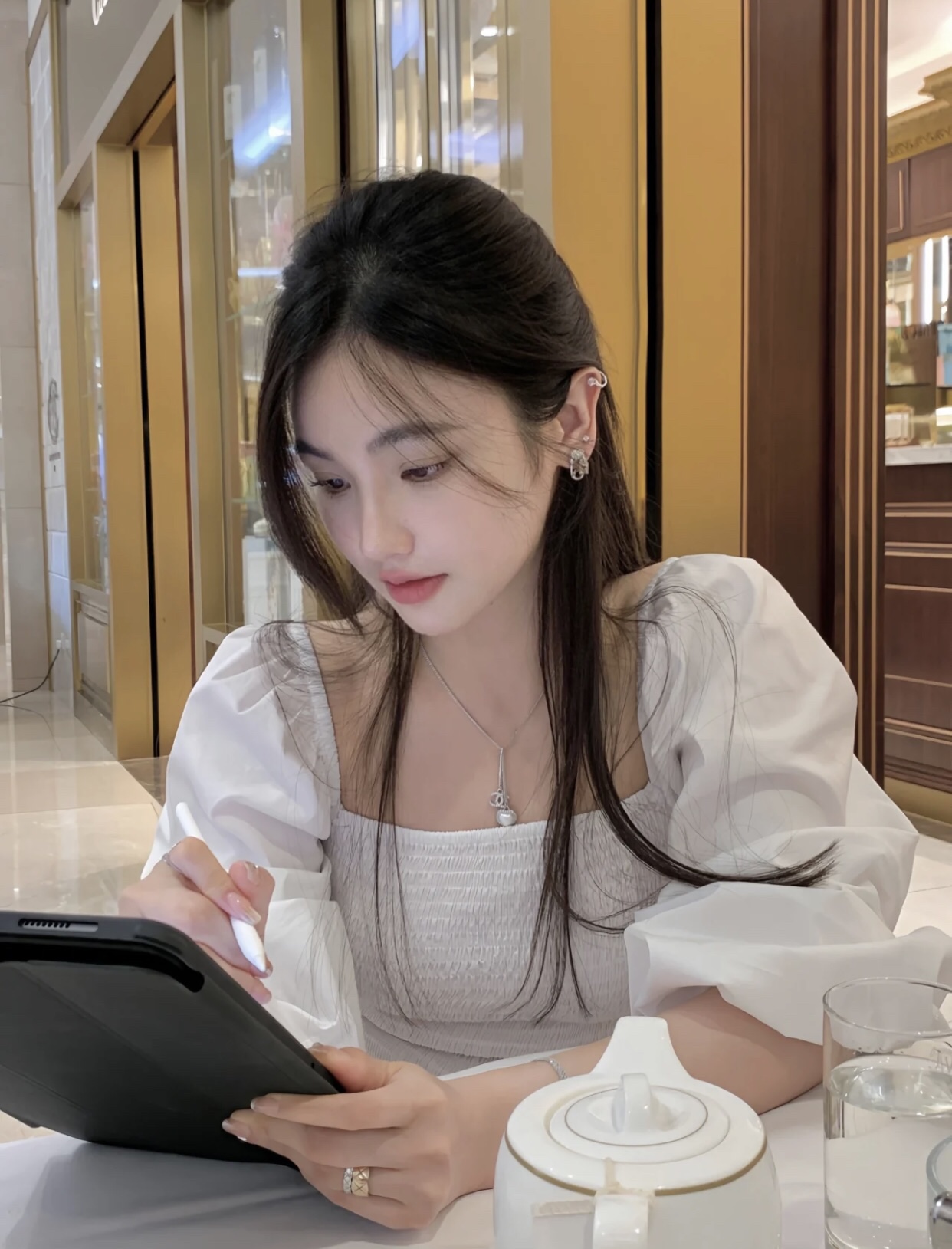 NO:104124,Xiaoxiang 23B silver love double c necklace adjustable length!  It's really a cute and rich style that makes me look at Swarovski crystal   specific love pearls, Y-shaped design, simple and generous, and it's a young and beautiful, and it's a young girl with a small skirt. The girl who likes the style of a little love girl Chong Chong Chong Chong [Love], Chanel necklace, chanel, swarovski, skirts, necklace19860909小香23B银色爱心双c项链 长度可调节！真的是少女心爆棚可爱又很千金的款式,让我一眼万年啦施华洛世奇水晶 特定爱心珍珠,Y型设计,简约大方很日常,上身减龄又少女,搭配小裙子真的是太美了喜欢小爱心少女风的小姐姐冲冲冲[爱心],香奈儿项链,chanel,swarovski,skirts,necklace,Jewelry