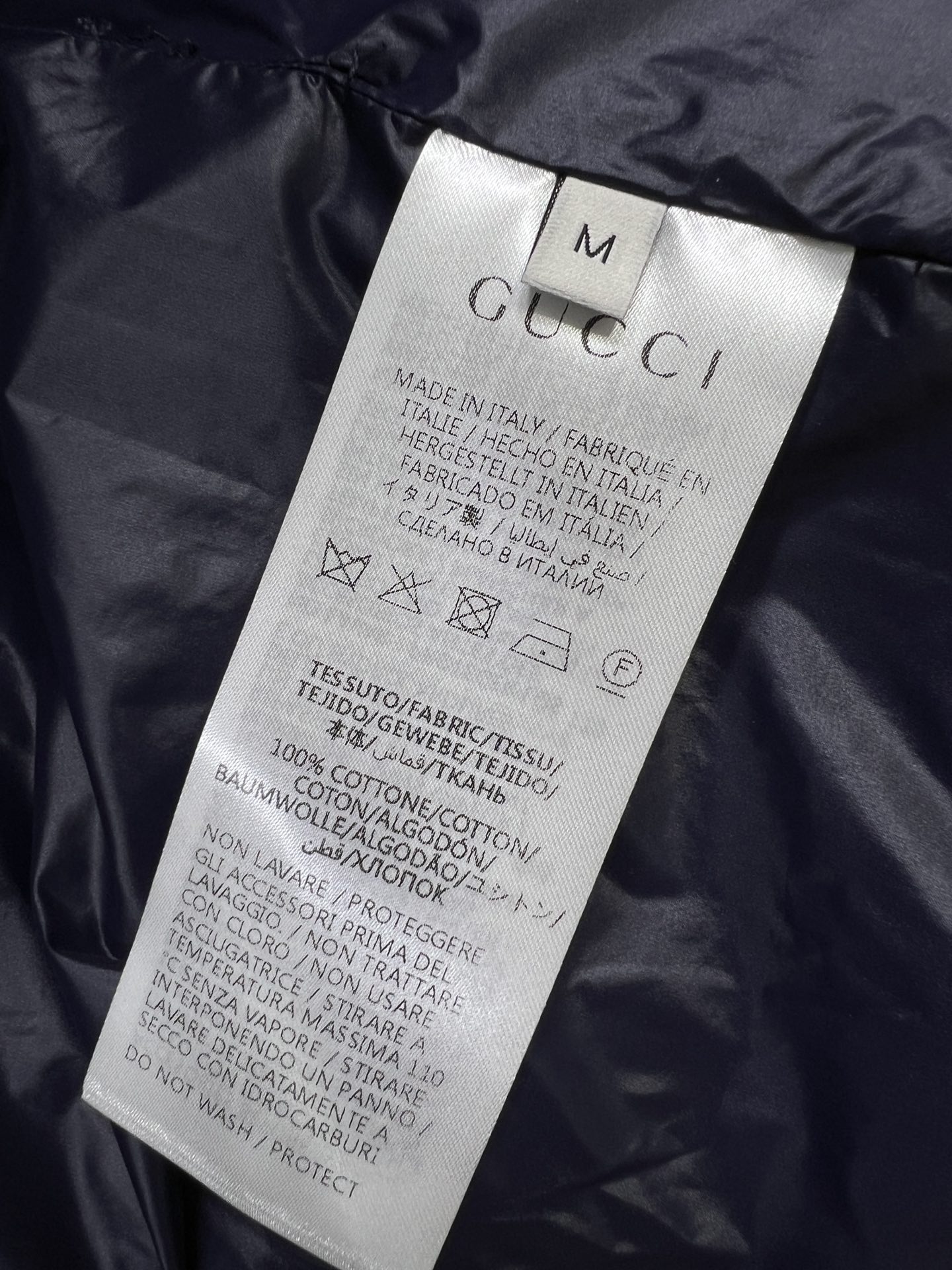 Gucci古奇新款GG老花拼接绗缝夹棉夹克本款整个设计注入典藏气息品牌标识细节则尽展大胆不羁的现代风范G