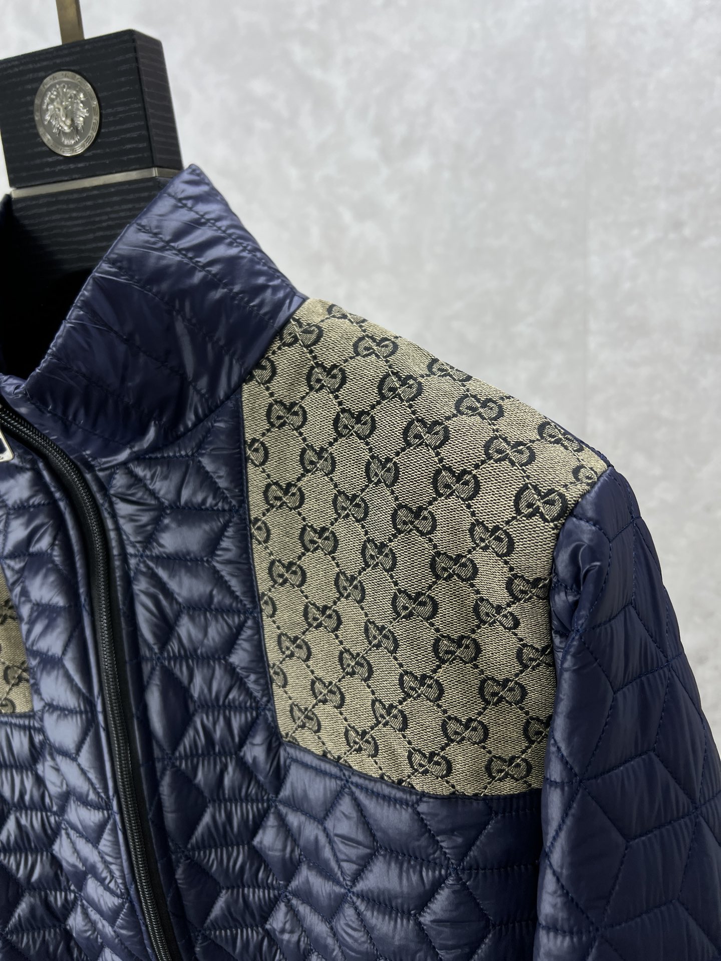 Gucci古奇新款GG老花拼接绗缝夹棉夹克本款整个设计注入典藏气息品牌标识细节则尽展大胆不羁的现代风范G
