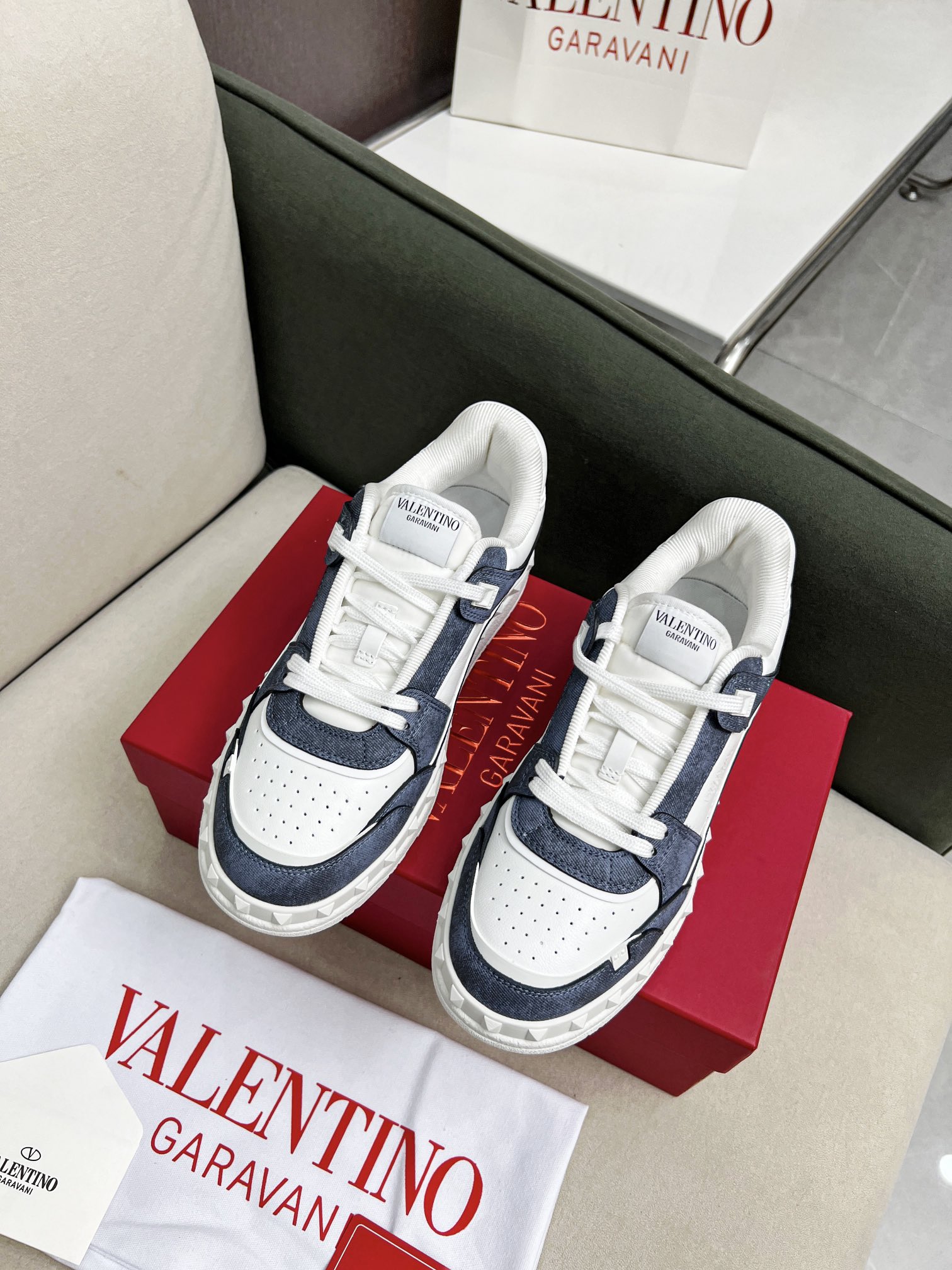 Valentino Sapatos Tênis Pele de vitelo Couro vaca Borracha Tops Baixos