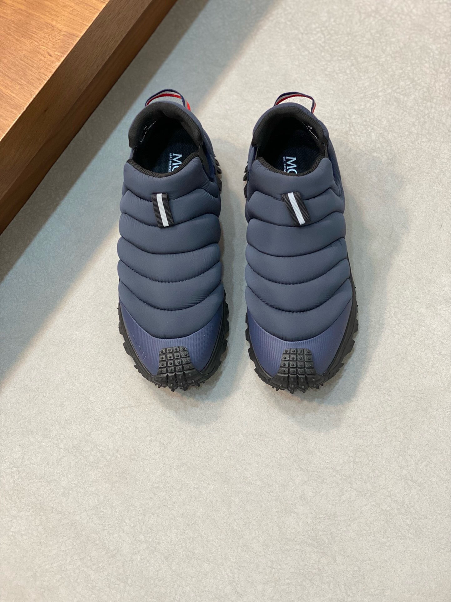 NO:216774,Brand MONCLER Color original color matching Size 39-44 Custom made 38.45 Price Material masked new casual white shoes Official website synchronization Upper imported cowhide stitching and splicing design, shoe tongue inlaid with iconic brand round rubber label, iconic three-stripe details, cowhide inner splicing mesh, original molded cowhide latex pad, foot bottom air compressed brand logo, original molded flat rubber foam light sole. Details can reach more than 98, cover-up casual shoes, christian louboutin, Moncler, cowhide19860909品牌MONCLER 颜色原版配色 码数39-44定做38.45 价格 材质蒙口新品休闲小白鞋 官网同步 鞋面意大利进口牛皮缝合拼接设计、鞋舌镶嵌标志性品牌圆胶标、标志性三条纹细节、牛皮内里拼接网布、原版开模牛皮乳胶垫、垫脚底部空压品牌标志LOGO、原版开模平底橡胶发泡轻底.细节与原版可达98以上相似、,蒙口 休闲鞋,christian louboutin,Moncler,cowhide,Men's shoes