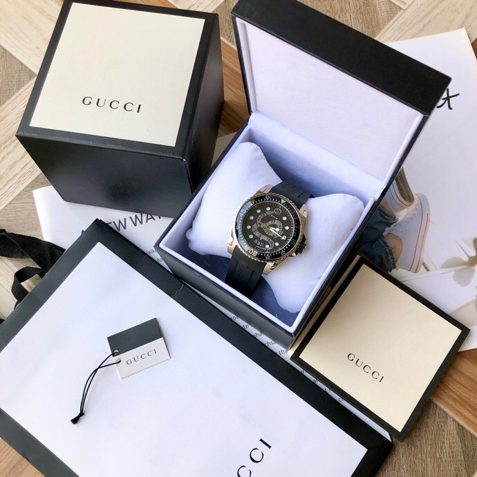 Original Gucci 古驰男士石英腕表，经典水鬼款！原装瑞士进口机芯，防眩目蓝宝石防刮花玻璃镜面，刻度指针带超强夜光，陶瓷外圈可单向旋转，陶瓷圈口经典彩色，氟橡胶表带搭配方便穿戴的双按蝴蝶扣，简单却不单调，大日历窗口显示，时尚又经典，时尚潮男必备的单品！表径~45mm，200米深度防水，配全套专柜黑白丝滑包装！
