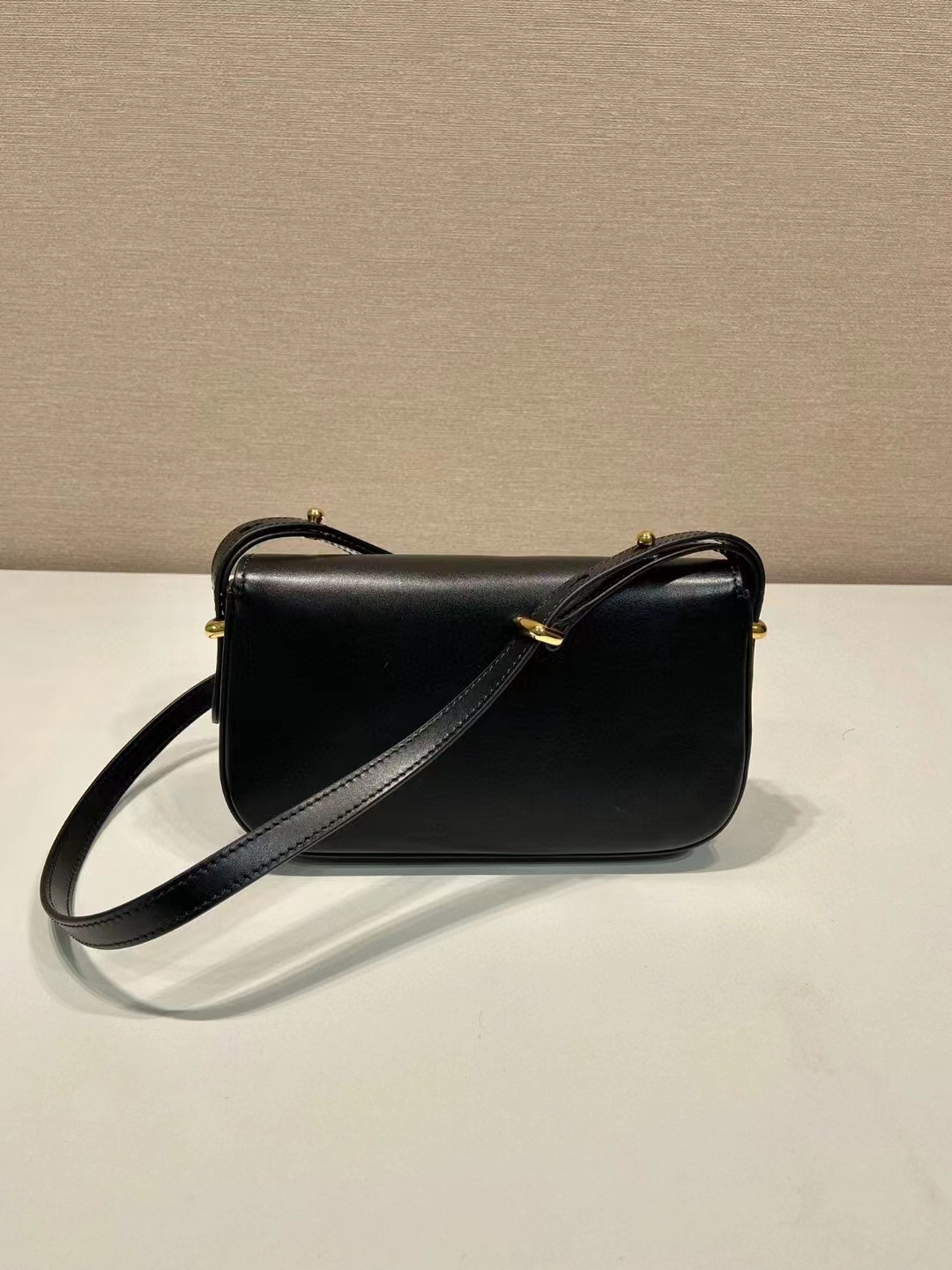 Prada 专柜款经典手袋 4