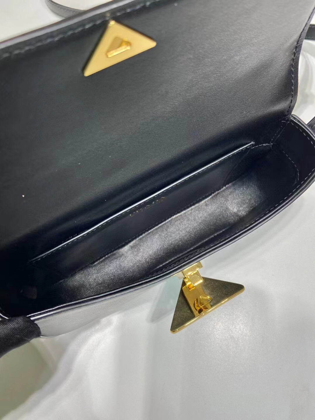 Prada 专柜款经典手袋 8