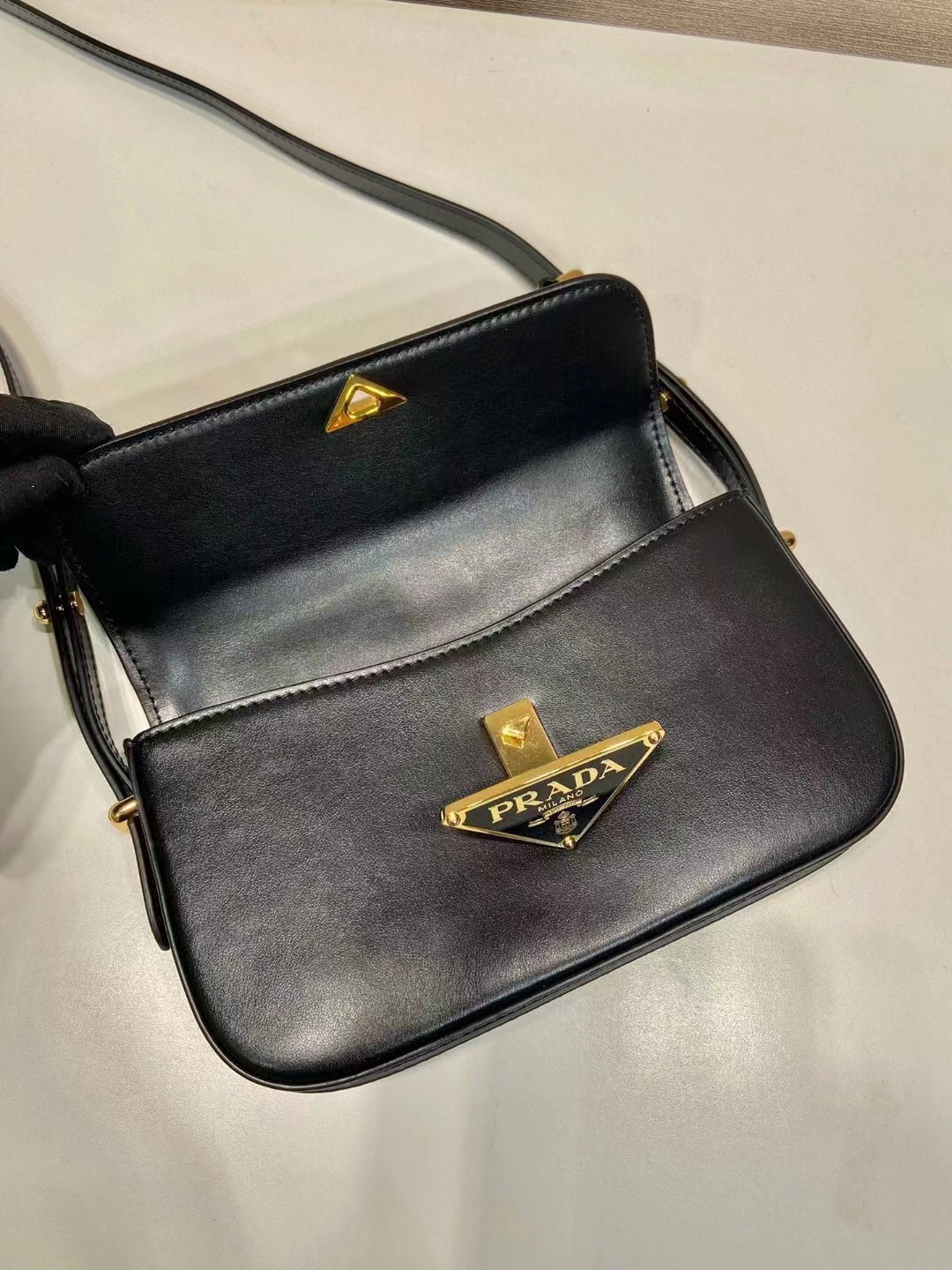 Prada 专柜款经典手袋 7