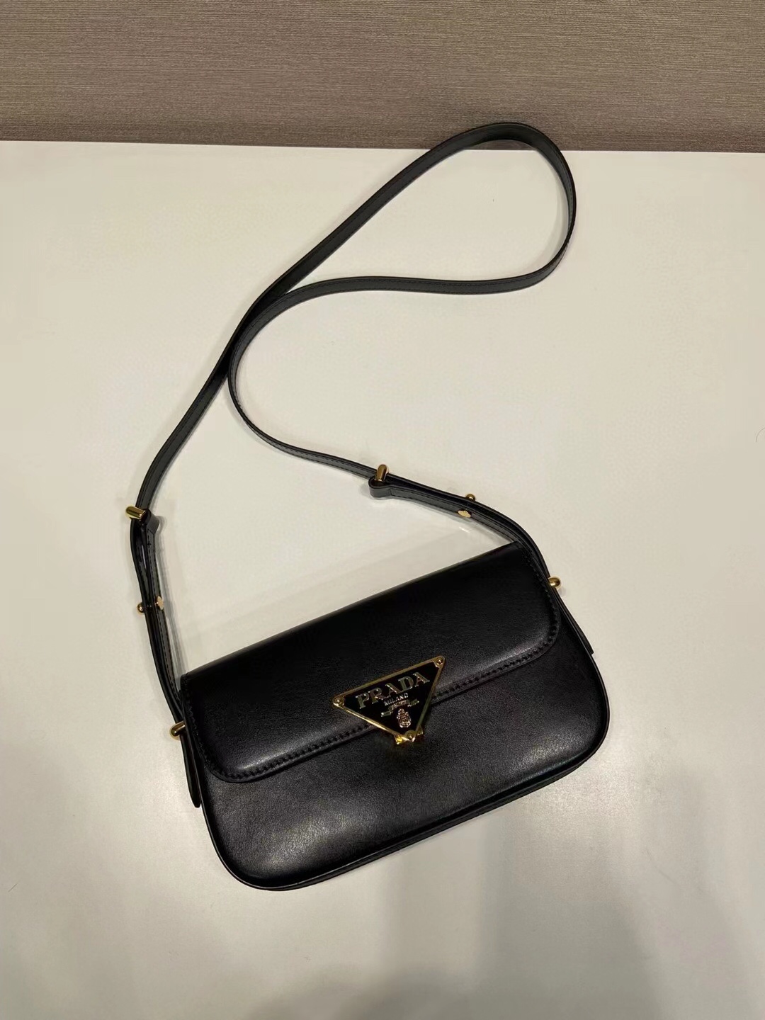 Prada 专柜款经典手袋 3