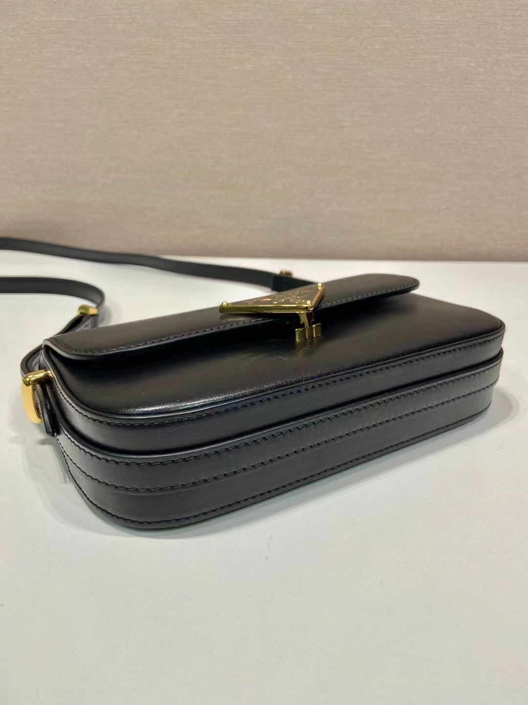 Prada 专柜款经典手袋 5