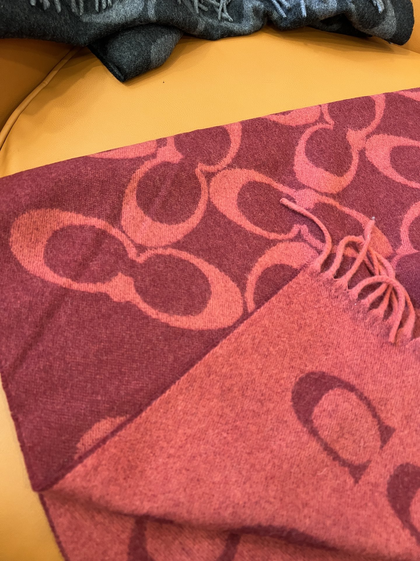 Coach, red scarf. Red in life! Everyone needs one. - 图片 9