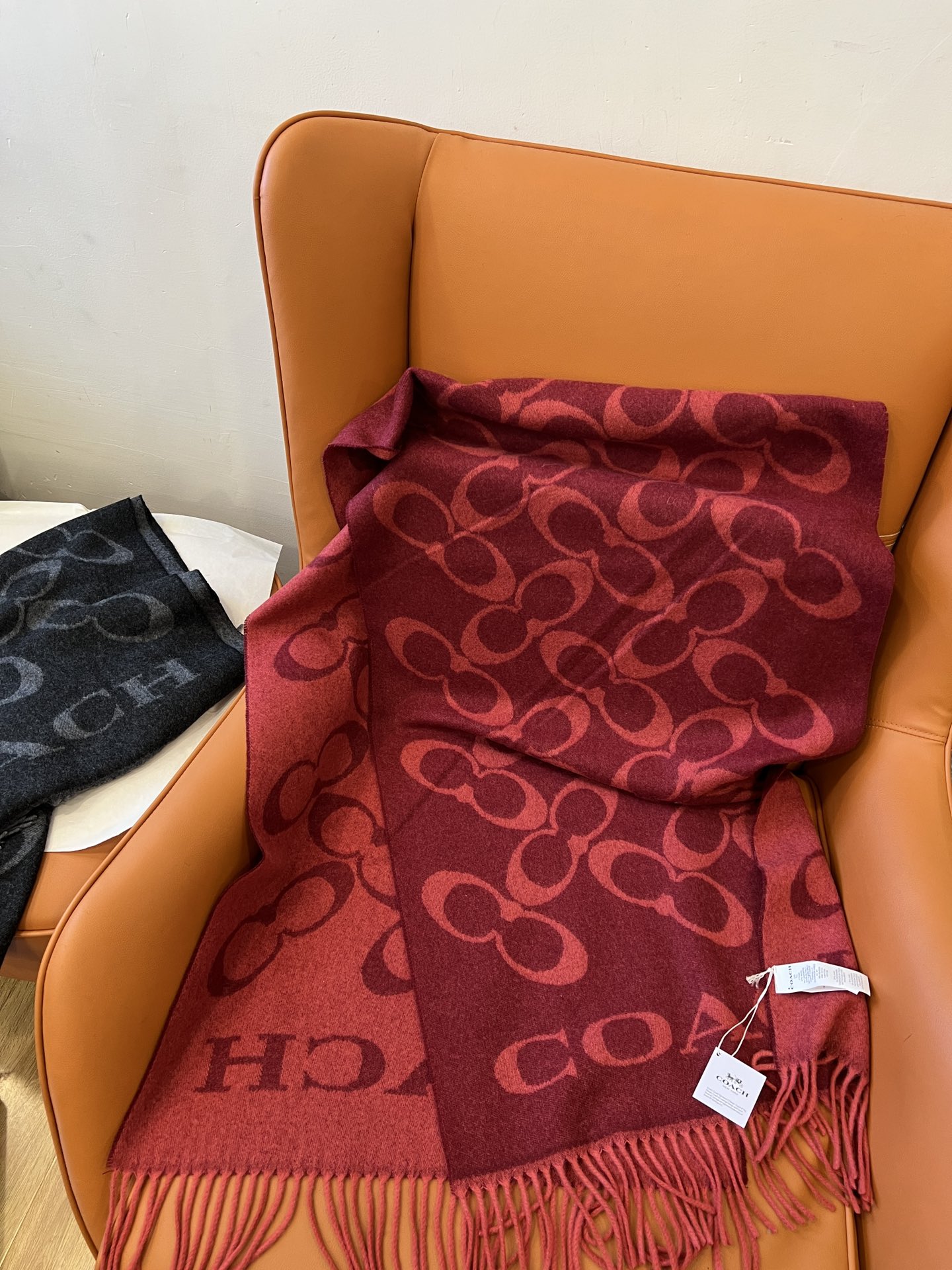 Coach, red scarf. Red in life! Everyone needs one. - 图片 2