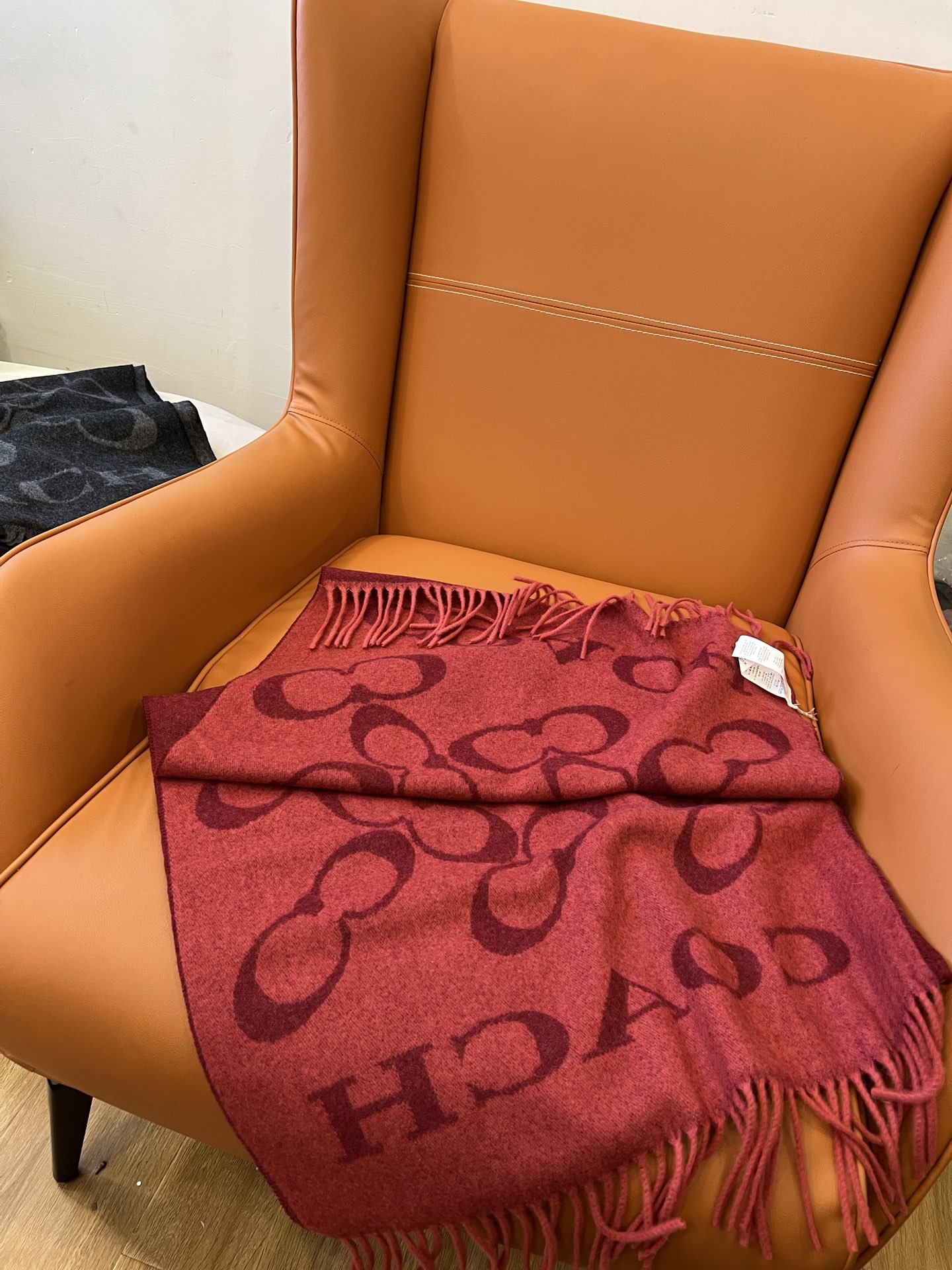 Coach, red scarf. Red in life! Everyone needs one. - 图片 4