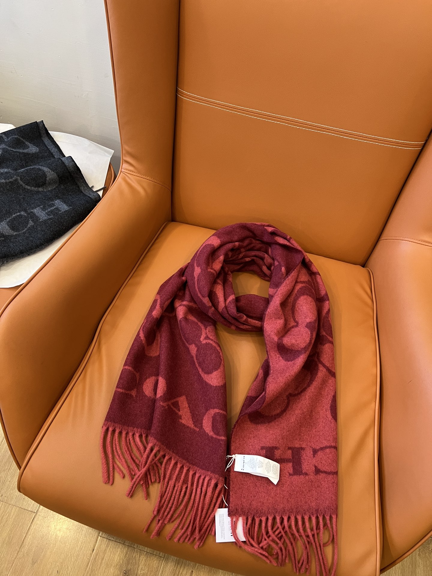 Coach, red scarf. Red in life! Everyone needs one. - 图片 7