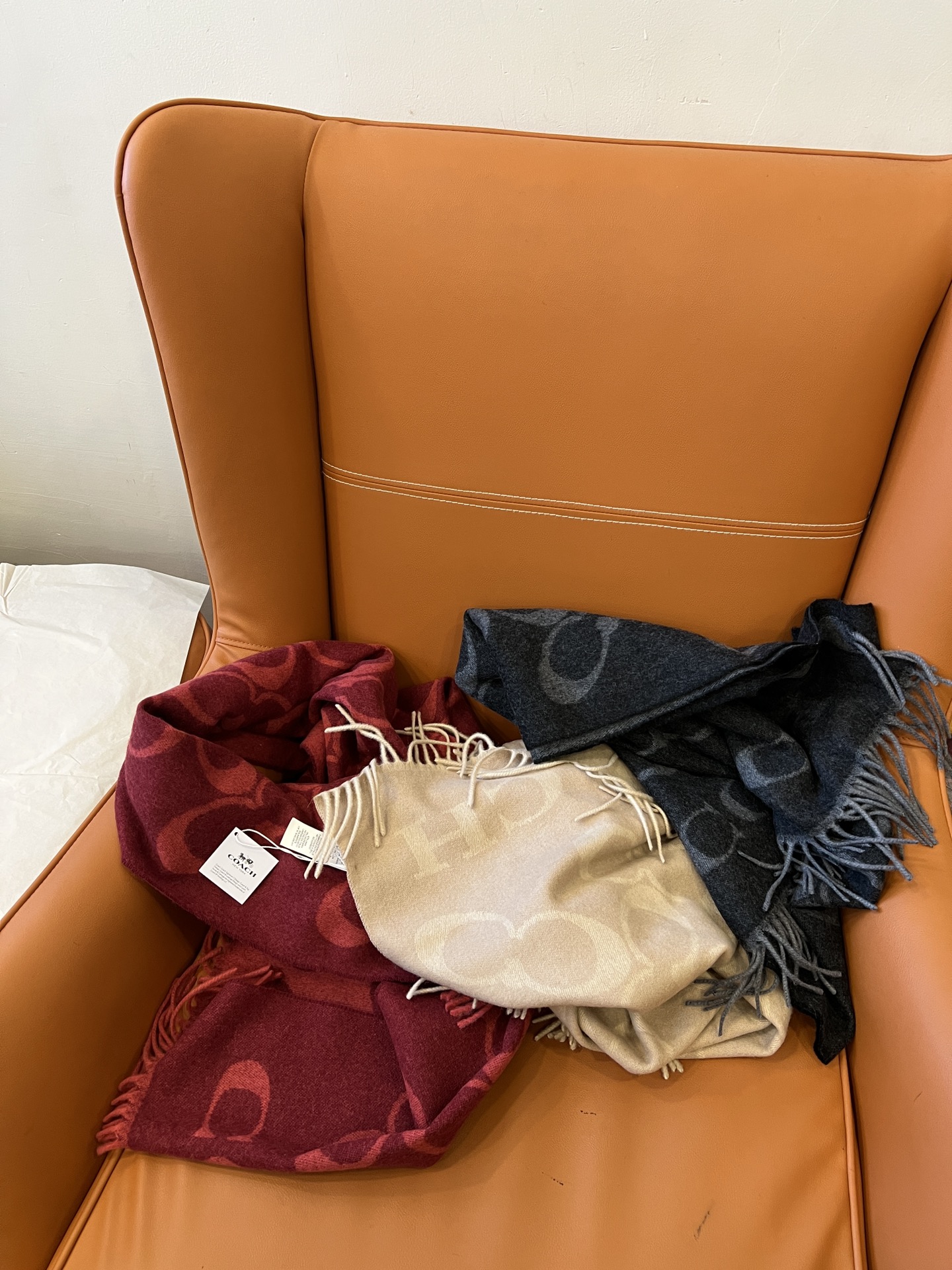 Coach’s Classic Scarf: Soft Fabric, High Quality, Affordable Luxury - 图片 5