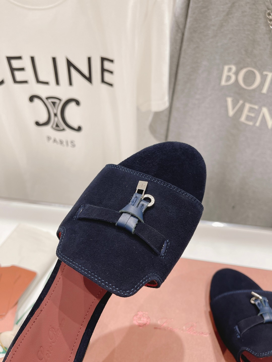 高版本出厂
Loro Piana* LP||诺悠翩雅2025ss春夏新款拖鞋‼️
【市场顶级品质】
𝐋𝐩
