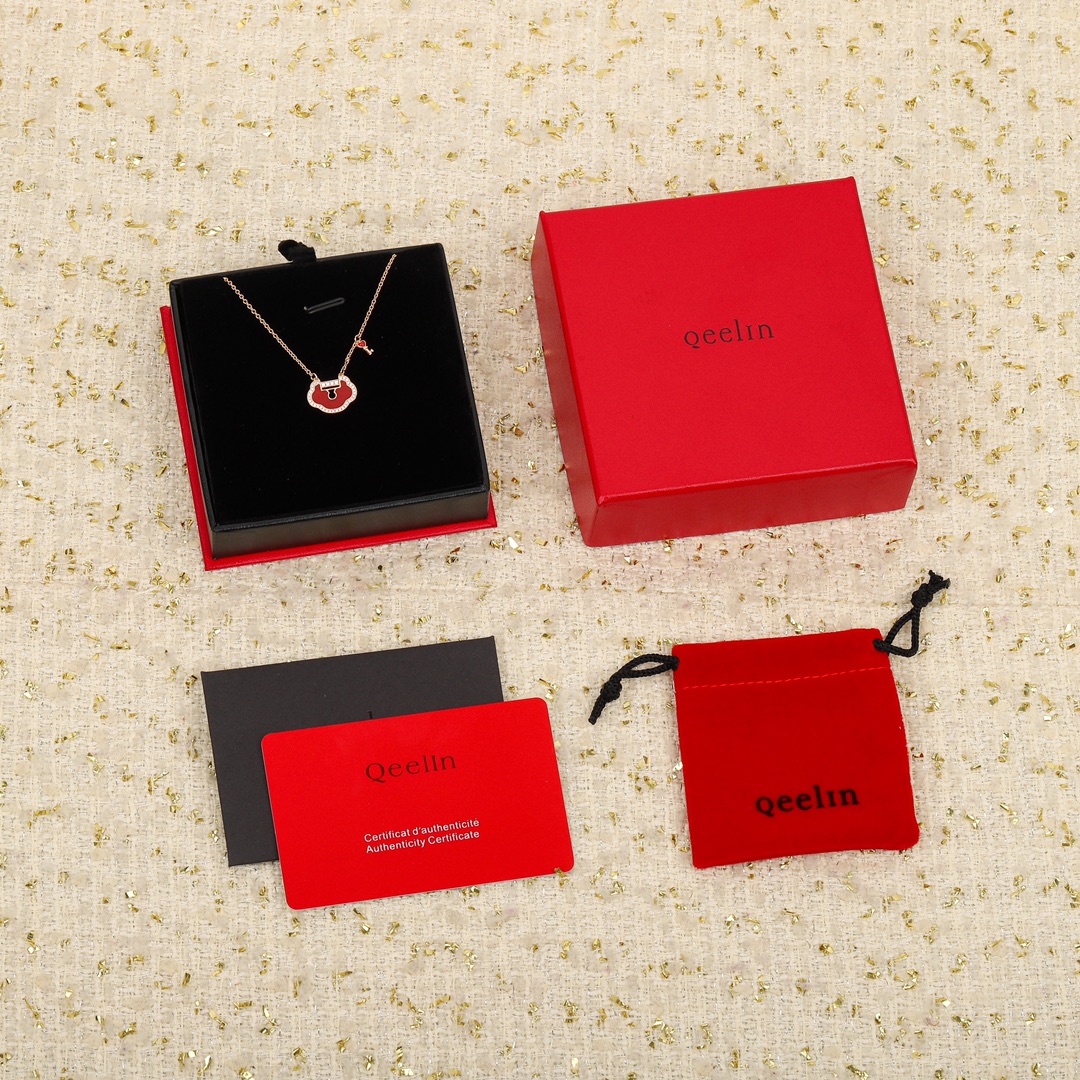 NO:102993,qeelin Qilin's new design continues YuYi's traditional shape, and uses hollow design to focus on the exquisite and simple line beauty of Ruyi Lock, injecting new charm into YuYi's classic series. Coming for love, in the blazing purity of red agate, the color of love is leaping, the shining diamonds outline the shape of Ruyi Lock, and expressing infinite love. This time, the key to unlock the Secret Word of Love is also delivered, unlocked, now!  The whole body is made of silver, electroplated thick gold, and the color retention is longer. Necklace, Kirin necklace, qeelin, necklace19860909qeelin麒麟 全新设计延续YuYi的传统造型,以镂空设计将焦点落于如意锁精致简约的线条美,为YuYi经典系列注入崭新魅力.为爱而至,在红玛瑙的炽烈纯粹中,跃动爱的颜色,闪耀钻石勾勒如意锁形,寄托无限爱意.这一次,解锁爱之密语的钥匙也一并送达,解锁,就现在！ 通体采用银,电镀厚金,保色程度更久. 项链,麒麟项链,qeelin,necklace,Jewelry