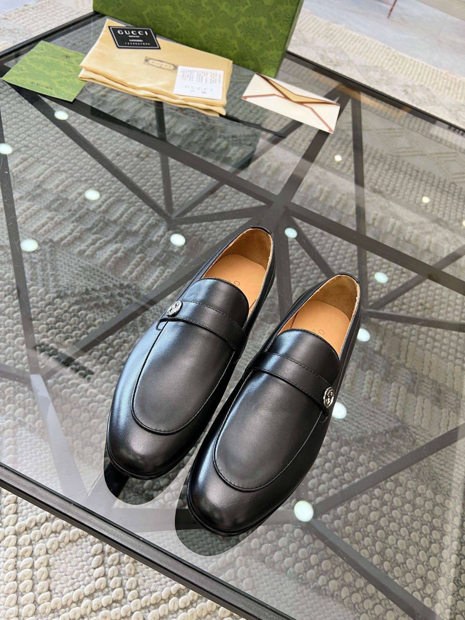 NO:217990,Brand G U C C I color original color matching Number 39-44 Customized 38.4546 Price Material Guqi new style Business formal leather shoes!  Quality please see the details Classic simple design Pure Goodyear hand-crafted and rigorous fine upper imported handmade cowhide leather to create fashionable headline cowhide inner high-end customization Original special supply (real leather sole) high quality Worth owning, Guqi leather shoes, cowhide, Leather soles19860909品牌G U C C I 颜色原版配色 码数39-44定做38.4546 价格 材质古奇新款 商务正装皮鞋！质量请看细节经典简约设计纯固特异手工严谨精细鞋面进口手工牛皮制作打造出时尚头条牛皮内里高端定制 原版特供（真皮大底）高品质 值得拥有,古奇 皮鞋,cowhide,Leather soles,Men's shoes