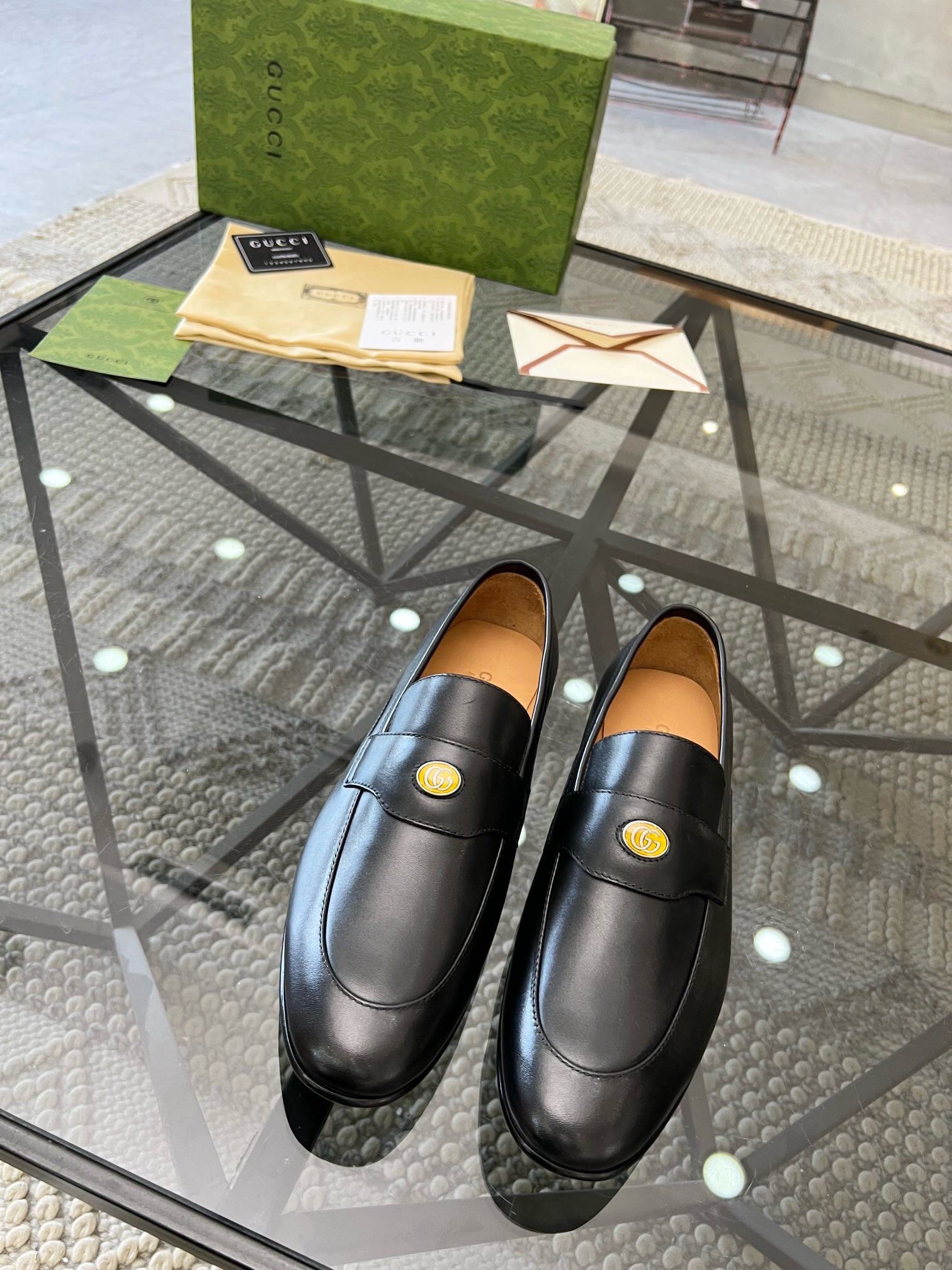 NO:218018,Brand G U C C I color original color matching Number 39-44 Customized 38.4546 Price Material Guqi new style Business formal leather shoes!  Quality please see the details Classic simple design Pure Goodyear hand-crafted and rigorous fine upper imported handmade cowhide leather to create fashionable headline cowhide inner high-end customization Original special supply (real leather sole) high quality Worth owning, Guqi leather shoes, cowhide, Leather soles19860909品牌G U C C I 颜色原版配色 码数39-44定做38.4546 价格 材质古奇新款 商务正装皮鞋！质量请看细节经典简约设计纯固特异手工严谨精细鞋面进口手工牛皮制作打造出时尚头条牛皮内里高端定制 原版特供（真皮大底）高品质 值得拥有,古奇 皮鞋,cowhide,Leather soles,Men's shoes