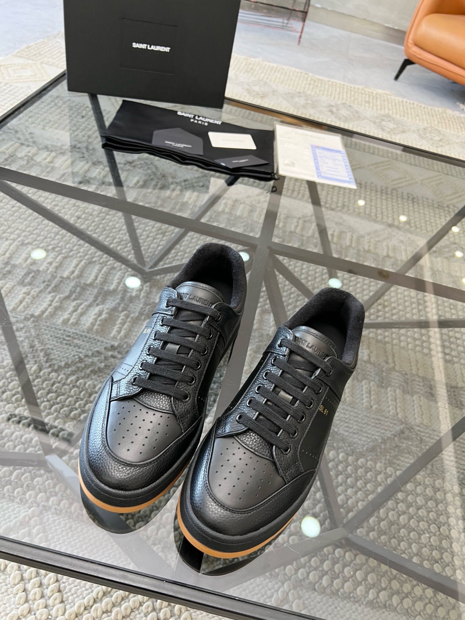 NO:218086,Brand SAINT LAURENT Color original color matching Size 38-44 Customized 45 Price Material Saint Laurent new casual low-top lace-up sneakers S/L61 official website new model Brand flagship store synchronized, Italian original germ cowhide   front trim embellishment with porous leather, pull ring is decorated with golden SAINT LAURENT logo, side is decorated with SL 61 logo, rear top is printed with Saint Laurent logo, inner Tw soft terry cloth, further enhance the softness, breathability and wrapping of the shoes, no midsole cover, memory footbed insole!  The foot feel is more comfortable and light, environmentally friendly, non-slip rubber two-color outsole, and full-sole perimeter car line further enhances the comfort and firmness of the entire pair of shoes and speaks perfectly with details!  Saint Laurent, saint laurent, saint laurent, sneakers, cowhide19860909品牌SAINT LAURENT 颜色原版配色 码数38-44定做45 价格 材质圣罗兰新品休闲低帮系带运动鞋 S/L61官网新款 品牌旗舰店同步、意大利原胚粒面牛皮 正面饰片点缀多孔皮革、拉环饰以金色SAINT LAURENT标志,侧面饰以SL 61标志 后帮压印圣罗兰标志 内里Tw柔软毛巾布、更加增强鞋子的柔软性、透气性及包裹性、无中底套楦做法、加记忆脚床鞋垫！脚感更加无比舒适轻便 、环保防滑橡胶双色大底、大底周圈车真线 更加增强了整双鞋子的舒适度 牢固度 完美用细节说话 ！,圣罗兰,saint laurent,saint laurent,sneakers,cowhide,Men's shoes