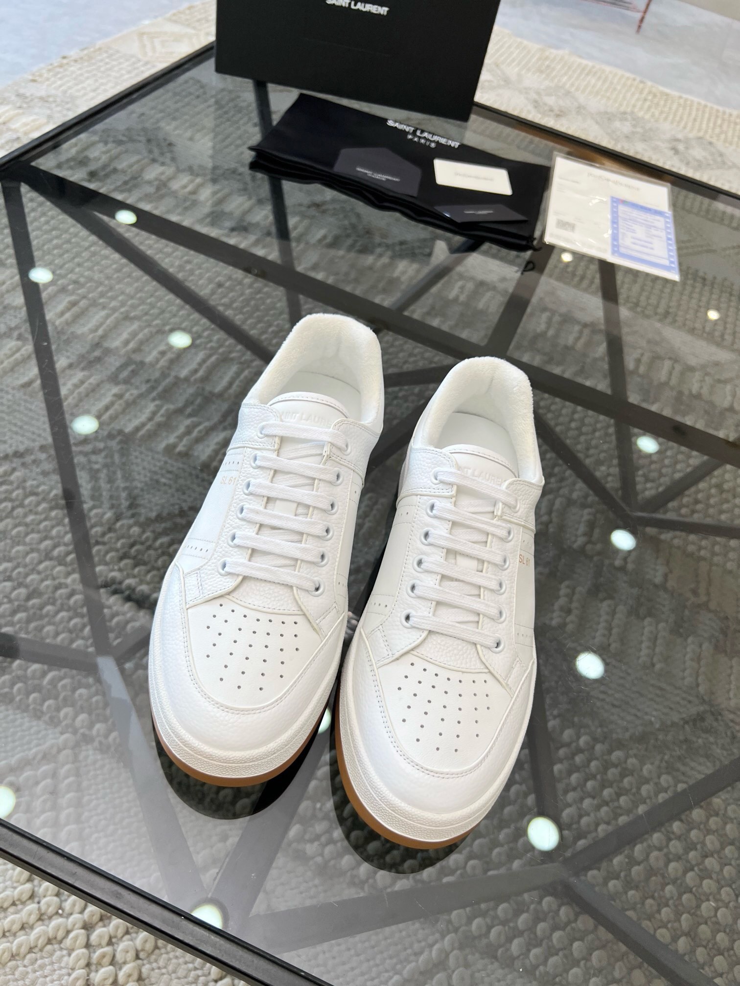 NO:216903,Brand SAINT LAURENT Color original color matching Size 38-44 Customized 45 Price Material Saint Laurent new casual low-top lace-up sneakers S/L61 official website new model Brand flagship store synchronized, Italian original germ cowhide   front trim embellishment with porous leather, pull ring is decorated with golden SAINT LAURENT logo, side is decorated with SL 61 logo, rear top is printed with Saint Laurent logo, inner Tw soft terry cloth, further enhance the softness, breathability and wrapping of the shoes, no midsole cover, memory footbed insole!  The foot feel is more comfortable and light, environmentally friendly, non-slip rubber two-color outsole, and full-sole perimeter car line further enhances the comfort and firmness of the entire pair of shoes and speaks perfectly with details!  Saint Laurent, saint laurent, saint laurent, sneakers, cowhide19860909品牌SAINT LAURENT 颜色原版配色 码数38-44定做45 价格 材质圣罗兰新品休闲低帮系带运动鞋 S/L61官网新款 品牌旗舰店同步、意大利原胚粒面牛皮 正面饰片点缀多孔皮革、拉环饰以金色SAINT LAURENT标志,侧面饰以SL 61标志 后帮压印圣罗兰标志 内里Tw柔软毛巾布、更加增强鞋子的柔软性、透气性及包裹性、无中底套楦做法、加记忆脚床鞋垫！脚感更加无比舒适轻便 、环保防滑橡胶双色大底、大底周圈车真线 更加增强了整双鞋子的舒适度 牢固度 完美用细节说话 ！,圣罗兰,saint laurent,saint laurent,sneakers,cowhide,Men's shoes