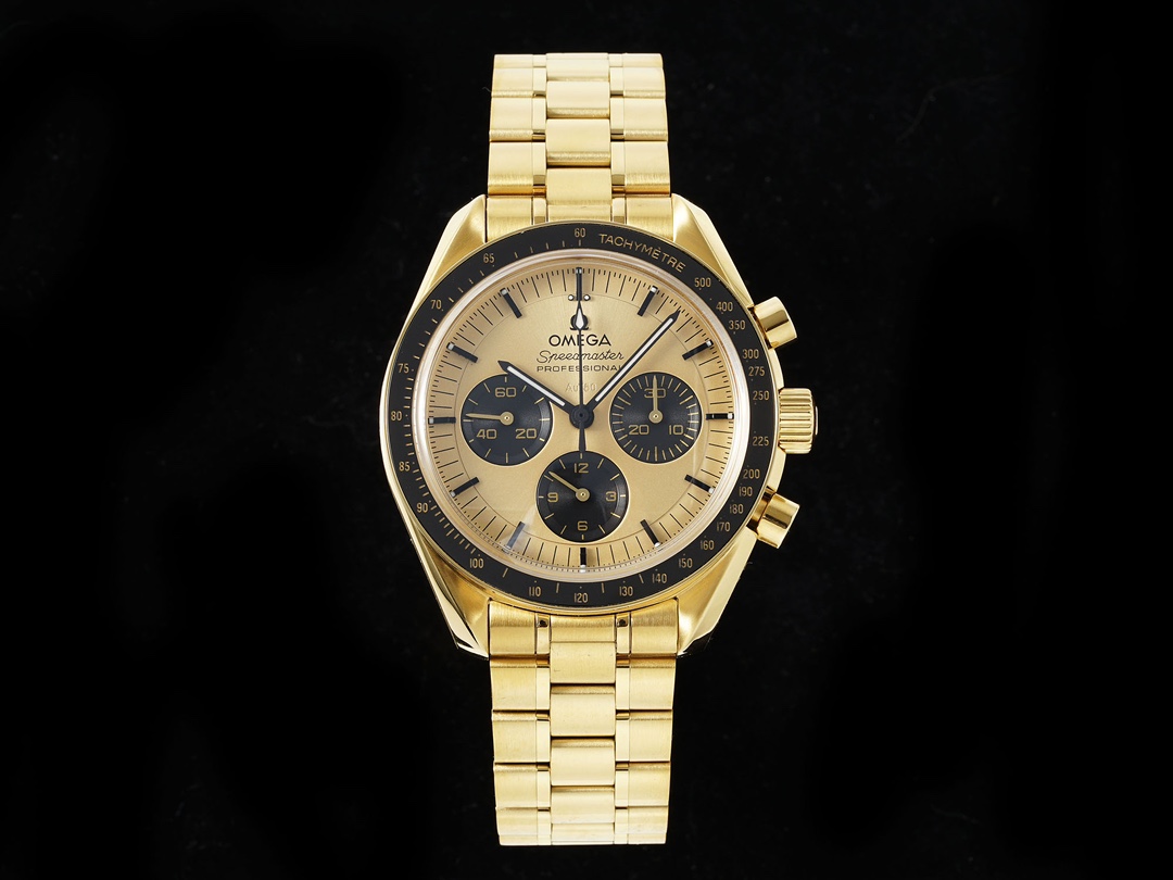 NO:150319,RM launches the new Omega Speedmaster Moonshine 18K gold 42mm case with the latest 5-bead strap, each row of five arched watch chain straps, making it more comfortable and textured. Its shape is inspired by the asymmetric case of the fourth generation Speedmaster watch that landed on the moon. The arched minute hand and the central chronograph second hand follow the iconic pointer style of Speedmaster's 
