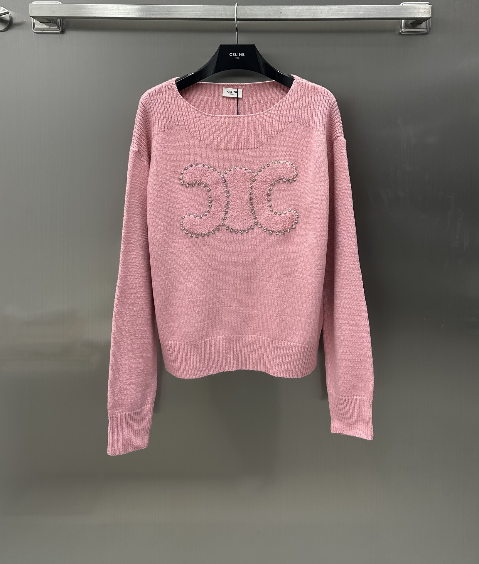 NO:696678,Celin* new product launch. Round neck wool knit top, customized with YB imported wool material. Decorated with thick needle techniques to make the sweater thick and warm. Outline the Arc de Triomphe pattern decoration. A tool for slimming and fashionable. Development of surface accessories. Round neck loose-fitting tailoring. The upper body is casual and fashionable. Versatile warm items for layering in autumn and winter. High version 2 colors,,celine,sweaters,19860909Celin* 新品上架圆领羊毛针织上衣定制YB进口羊毛材质 饰以粗针手法呈现 让毛衣厚实而温暖 勾勒出凯旋门图案装饰 显瘦时髦的利器 面辅料开发 圆领宽松版型剪裁 上身休闲时髦 秋冬叠穿百搭保暖单品   高版本2色,,celine,sweaters,,Women's clothing