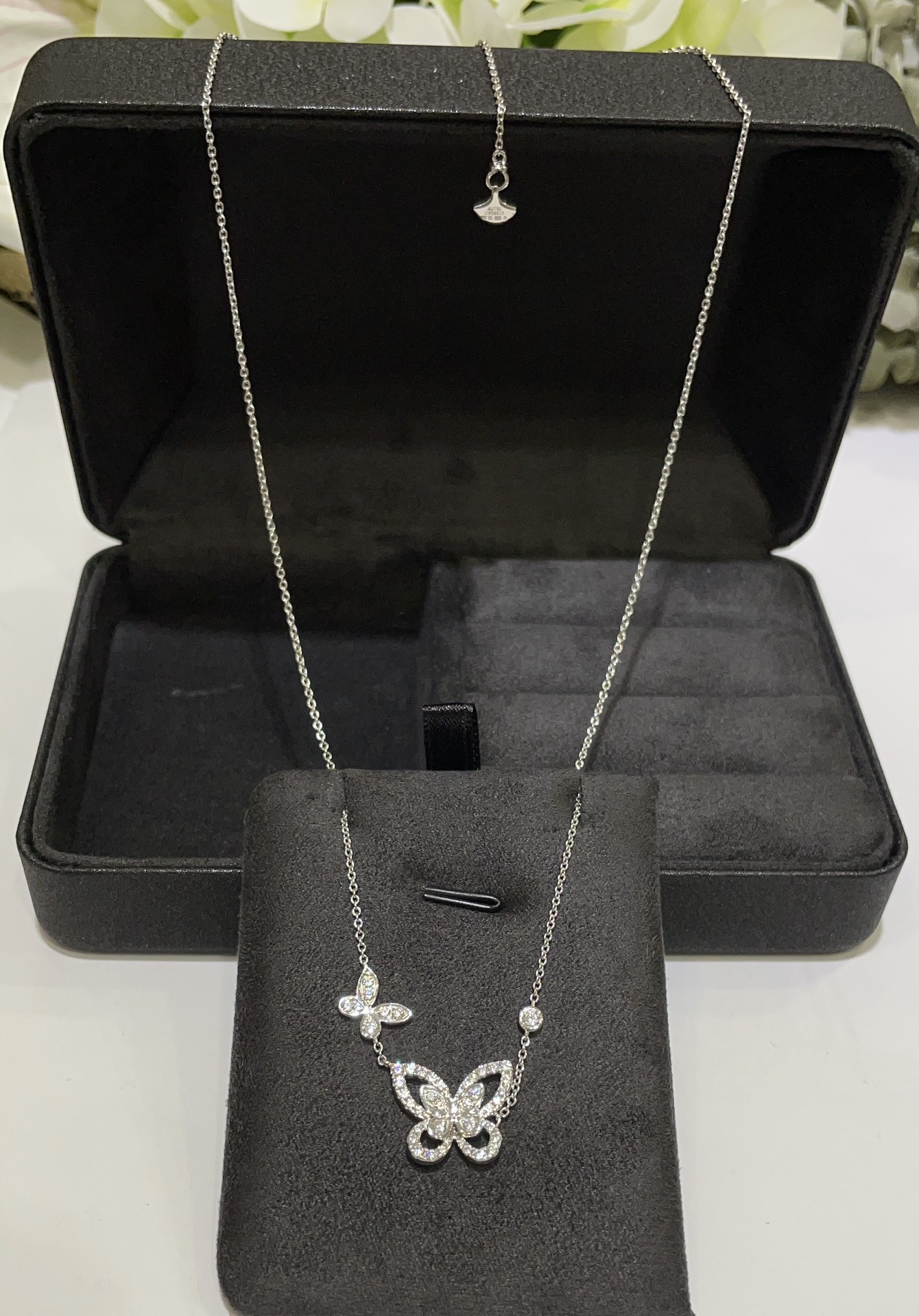 NO:631071,88260, today’s new product, high-end jewelry custom-made Graff butterfly phantom duet necklace. The small butterfly has a lively silhouette. It is decorated around the neck as if it is fluttering. It is full of gentleness and grandeur in every gesture. zk real gold and diamonds. Price 53500. Customized s sterling silver material, real gold electroplated zircon, necklace, pure silver, Cartier high-end jewelry1986090988260,今日新品 高级珠宝定制Graff同款蝴蝶幻影双重奏项链 小蝴蝶灵动翩然的轮廓 惟妙惟肖 点缀颈间仿佛振翅欲飞 举手投足之间尽是温柔与大气 zk真金真钻 价格53500 定制s纯银材质真金电镀锆石,,necklace,pure silver,卡迪亚高端饰品,Jewelry