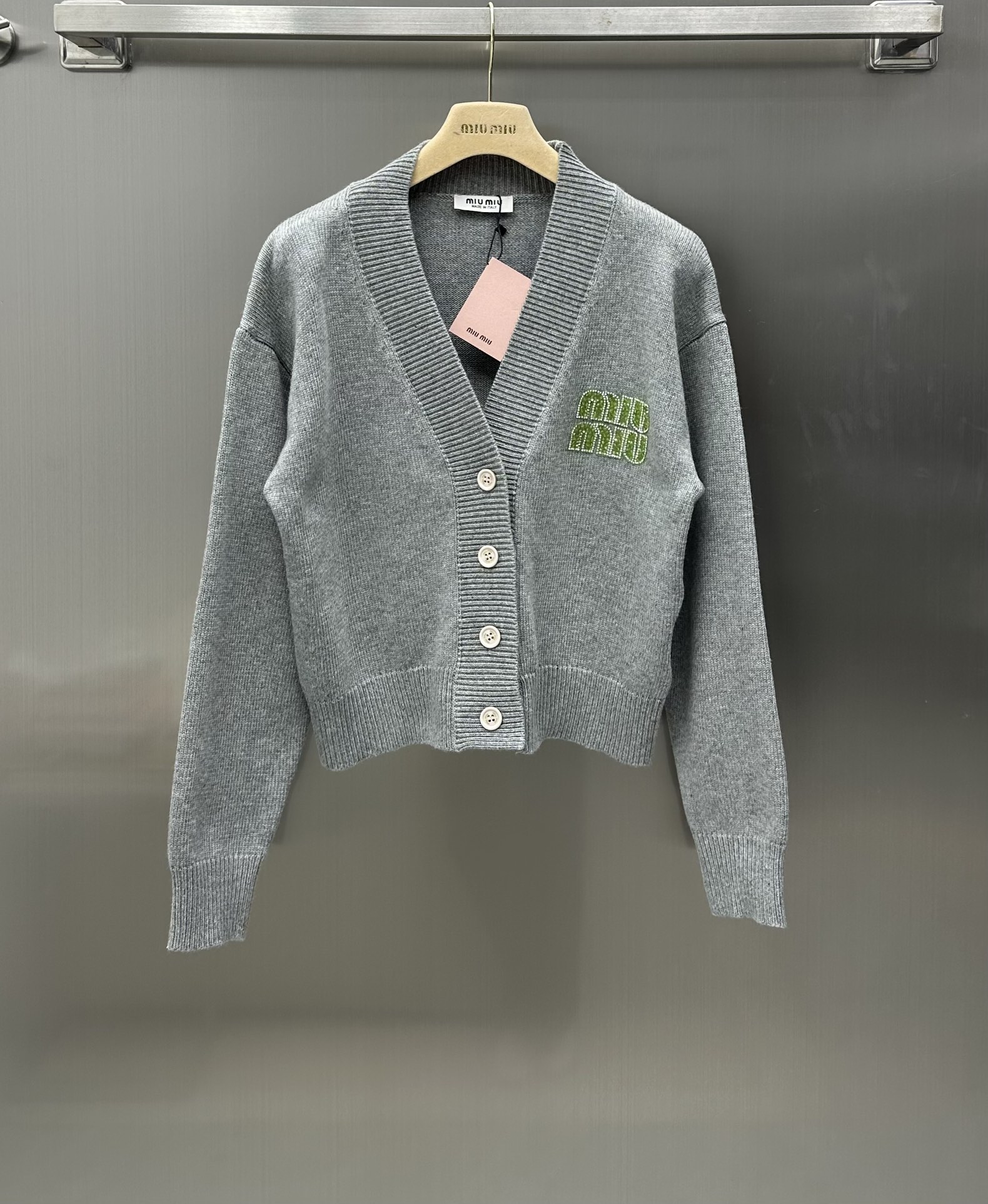 NO:696672,Miumi* new products are on the shelves. Beaded knitted cardigan customized with YB imported all-wool material. It shows a hairy texture. The upper body is skin-friendly and comfortable. The chest is decorated with hand-sewn letter beads. The upper body has an age-reducing and western style. Contrast color design concept. Ready-to-wear coordinated charm. A must-have for fairies who like exquisite age-reducing. Fabric and accessories development. Regular cardigan cut. Autumn and winter inner wear. Spring and summer single wear. Proper temperament goddess. High version 2 colors.19860909Miumi*新品上架 珠片针织开衫定制YB进口全羊毛材质 呈现出毛感肌理 上身亲肤舒适 胸前饰以手工缝制字母珠片装饰 上身减龄洋气 撞色设计理念 成衣协调魅力 喜欢精致减龄仙女们必入 面辅料开发 常规开衫版型剪裁 秋冬内搭 春夏单穿 妥妥气质女神  高版本2色,,,Women's clothing