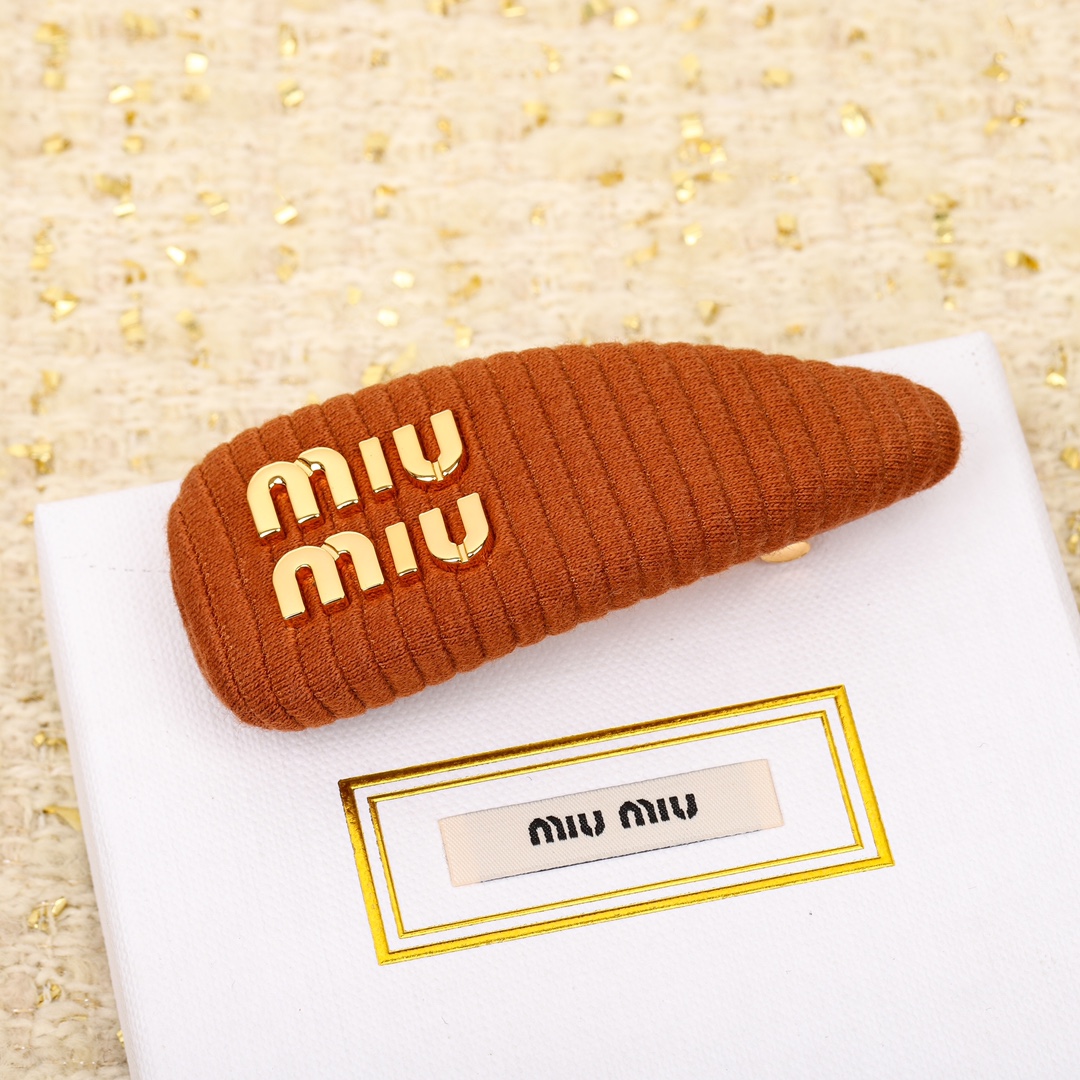  高品质 细节如图 
【miu@miu糖果色发夹】绝对会成为经典款的发夹一定要入的一款发夹，巨巨巨好看的