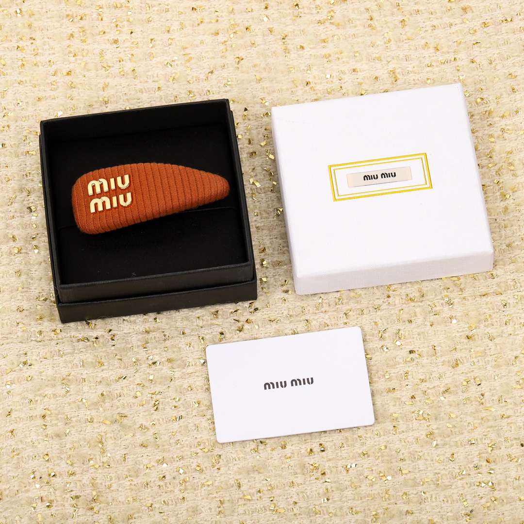  高品质 细节如图 
【miu@miu糖果色发夹】绝对会成为经典款的发夹一定要入的一款发夹，巨巨巨好看的