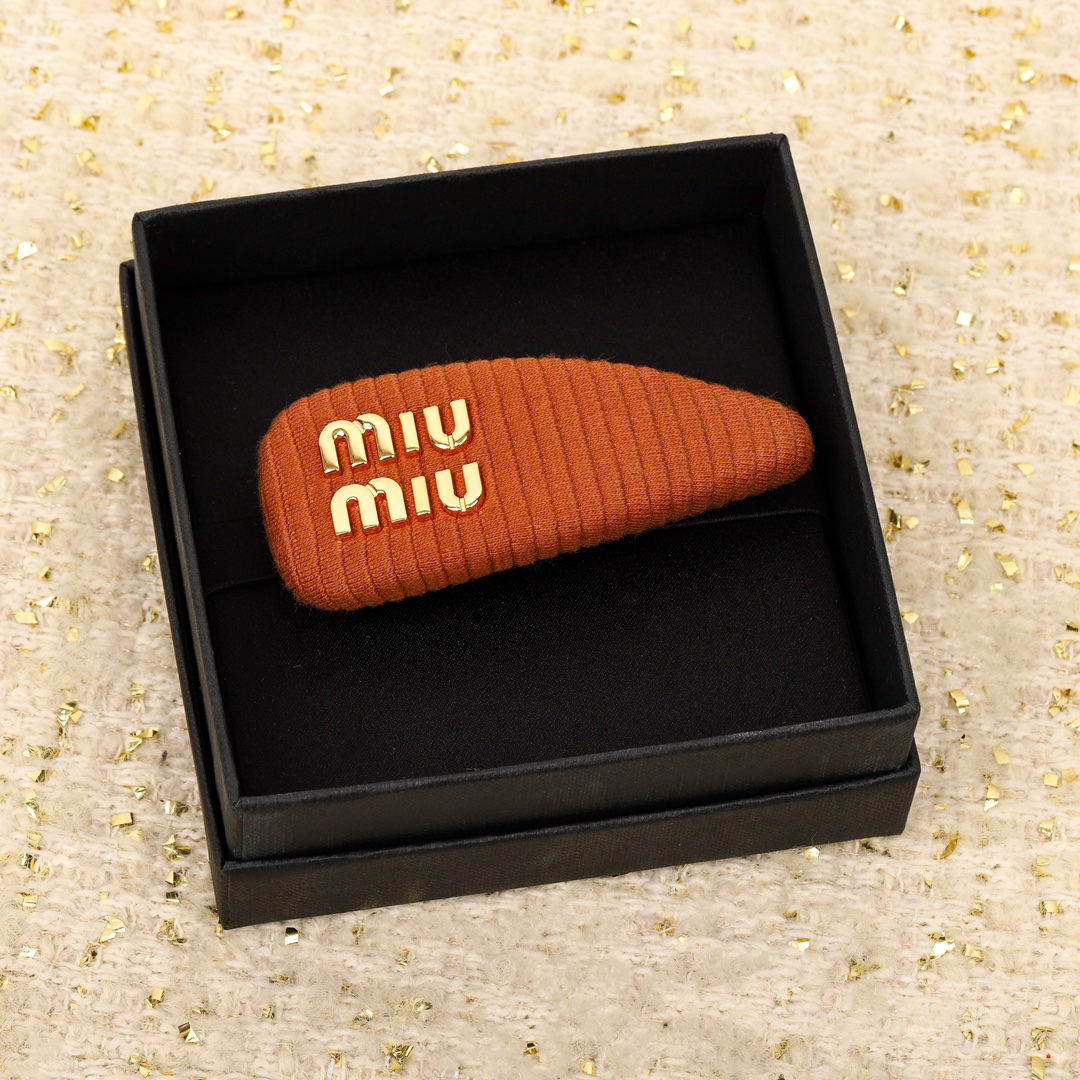  高品质 细节如图 
【miu@miu糖果色发夹】绝对会成为经典款的发夹一定要入的一款发夹，巨巨巨好看的