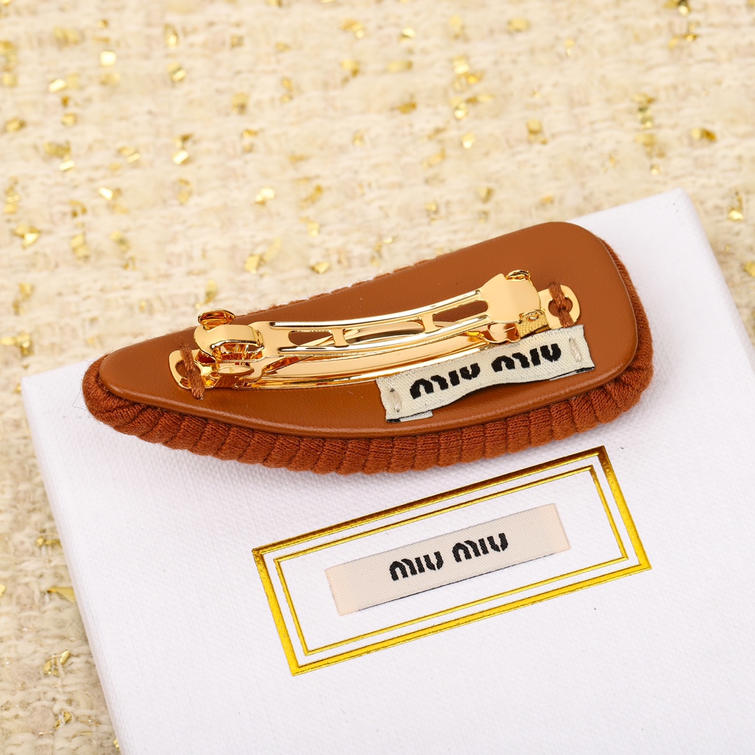  高品质 细节如图 
【miu@miu糖果色发夹】绝对会成为经典款的发夹一定要入的一款发夹，巨巨巨好看的