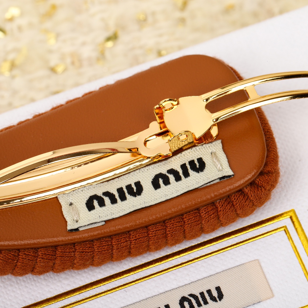 高品质 细节如图 
【miu@miu糖果色发夹】绝对会成为经典款的发夹一定要入的一款发夹，巨巨巨好看的